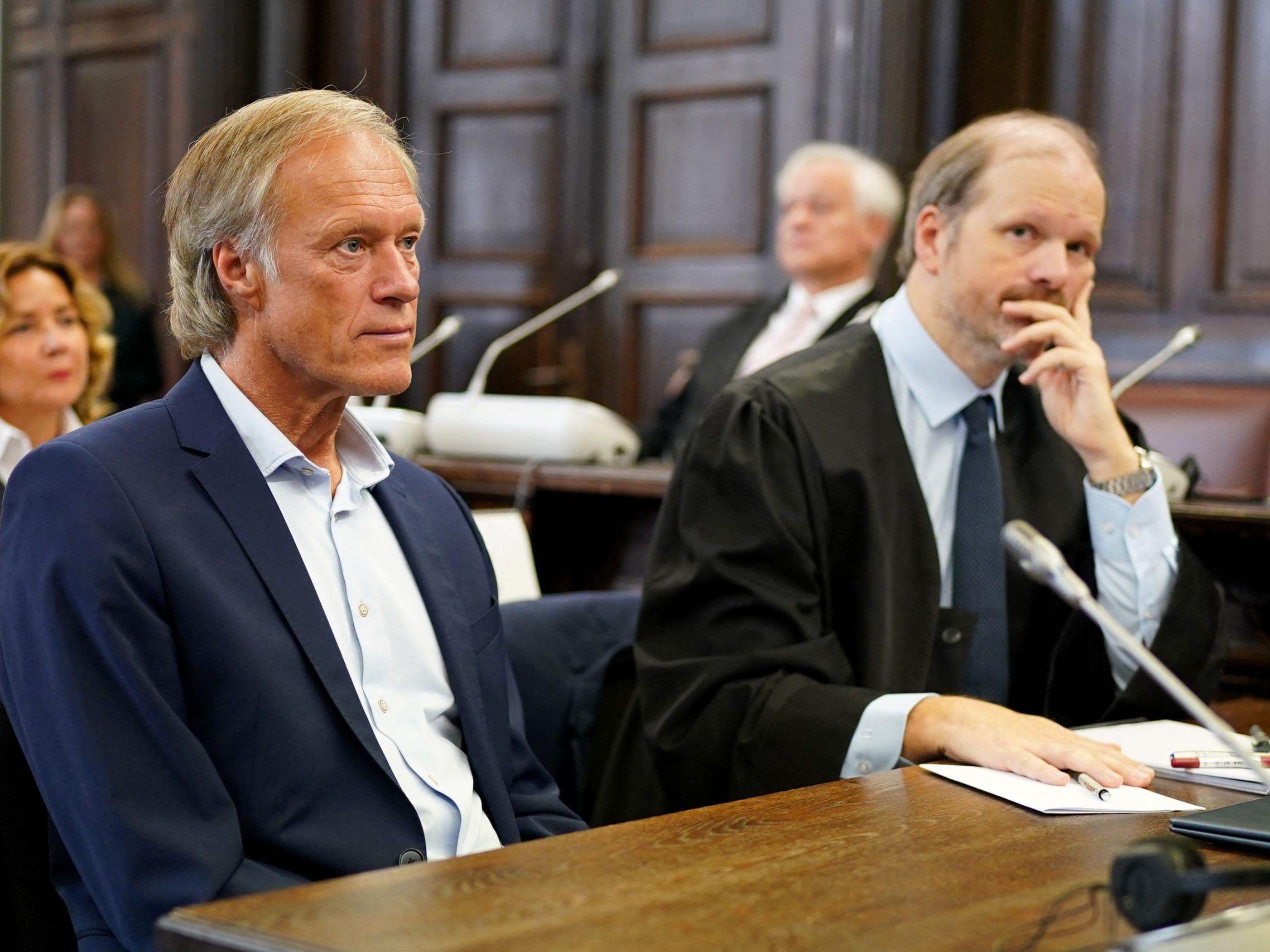 Gerhard Delling (l.) mit seinem Verteidiger vor Gericht. Gerhard Delling (l.) mit seinem Verteidiger vor Gericht.