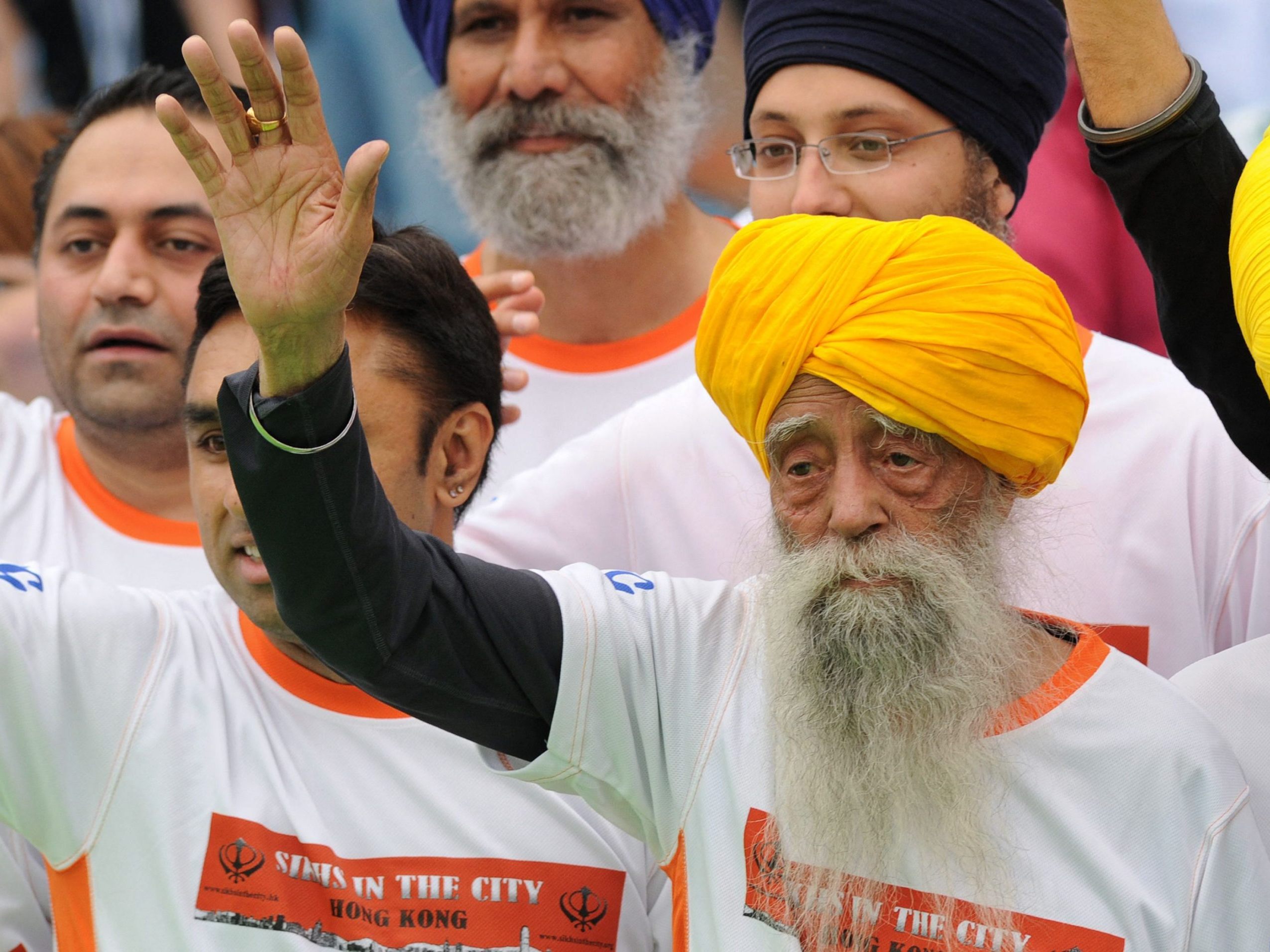 Fauja Singh (damals 100 Jahre alt) erhielt aufgrund seiner außergewöhnlichen Laufkarriere als ältester Marathonläufer der Welt zahlreiche kuriose Spitznamen – darunter „Turban-Tornado“, „Sikh-Superman“ und „Running Baba“ (laufender Großvater).