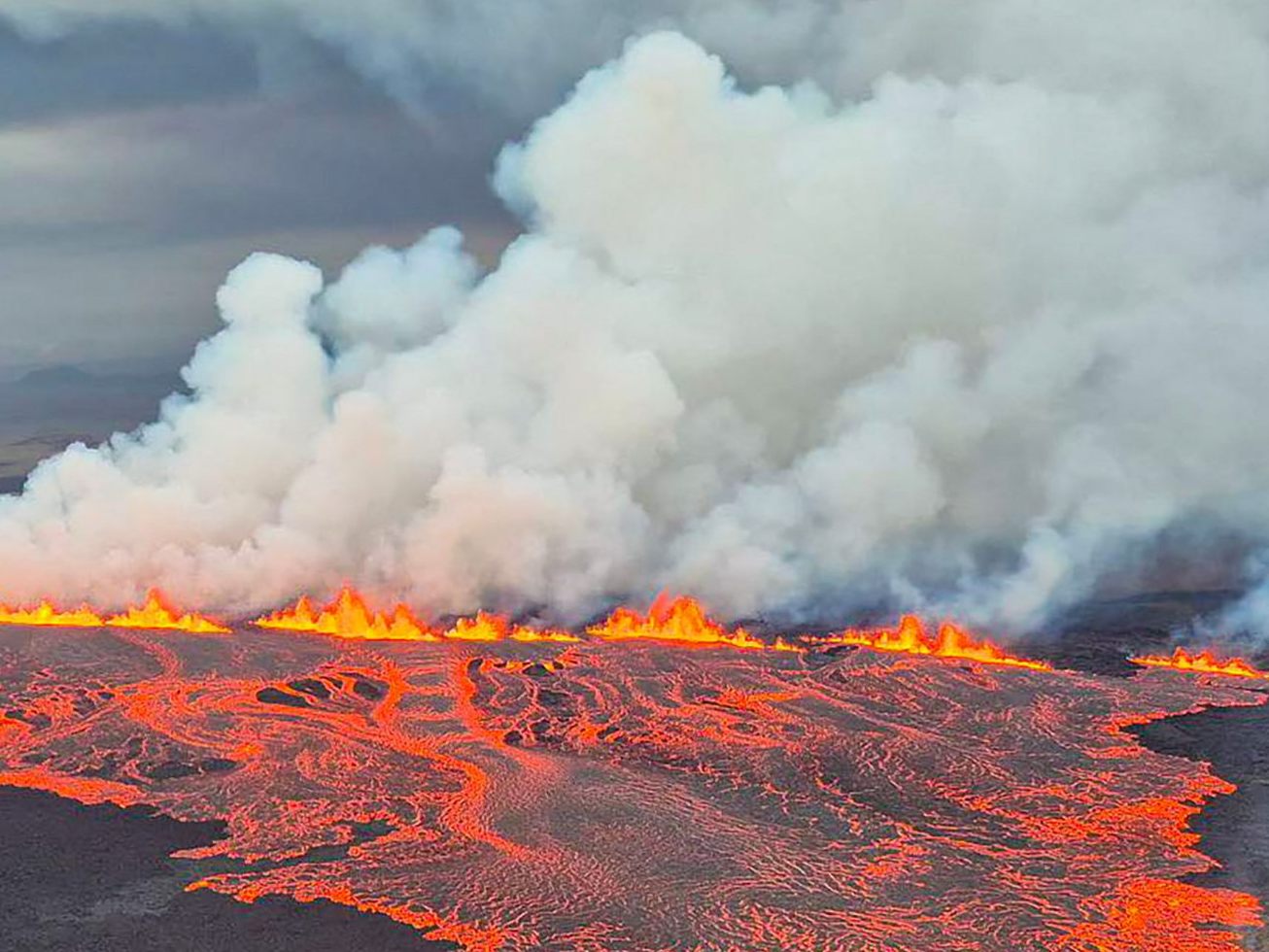 Lava und Rauch steigen beim Ausbruch vom 16. Juli 2025 aus einem Vulkanspalt nahe Grindavík auf der isländischen Reykjanes-Halbinsel auf. Lava und Rauch steigen beim Ausbruch vom 16. Juli 2025 aus einem Vulkanspalt nahe Grindavík auf der isländischen Reykjanes-Halbinsel auf.