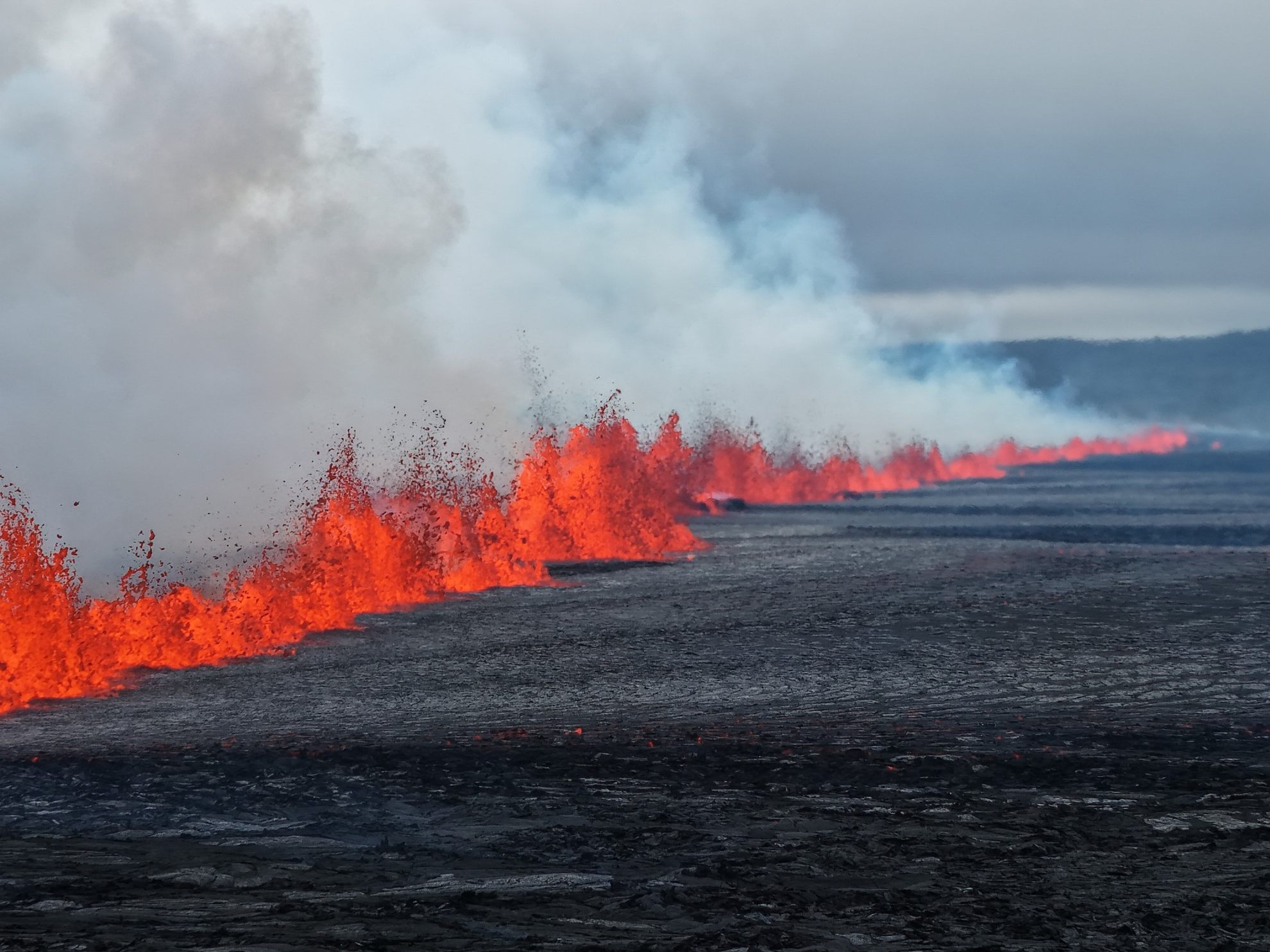 Auf Island ist erneut ein Vulkan ausgebrochen. Eine bis zu 1 km lange Spalte stößt Lava aus. Flugverkehr und Ortschaften bleiben verschont. Auf Island ist erneut ein Vulkan ausgebrochen. Eine bis zu 1 km lange Spalte stößt Lava aus. Flugverkehr und Ortschaften bleiben verschont.