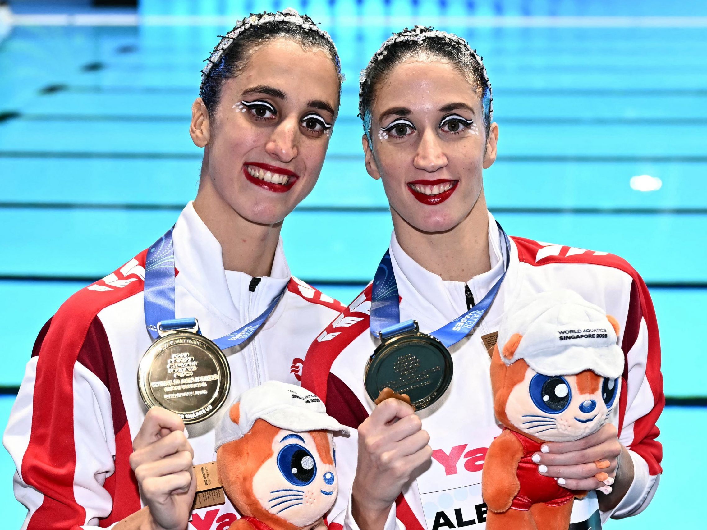 Anna-Maria und Eirini Alexandri jubeln in Singapur über WM-Gold im Technik-Duett. Anna-Maria und Eirini Alexandri jubeln in Singapur über WM-Gold im Technik-Duett.