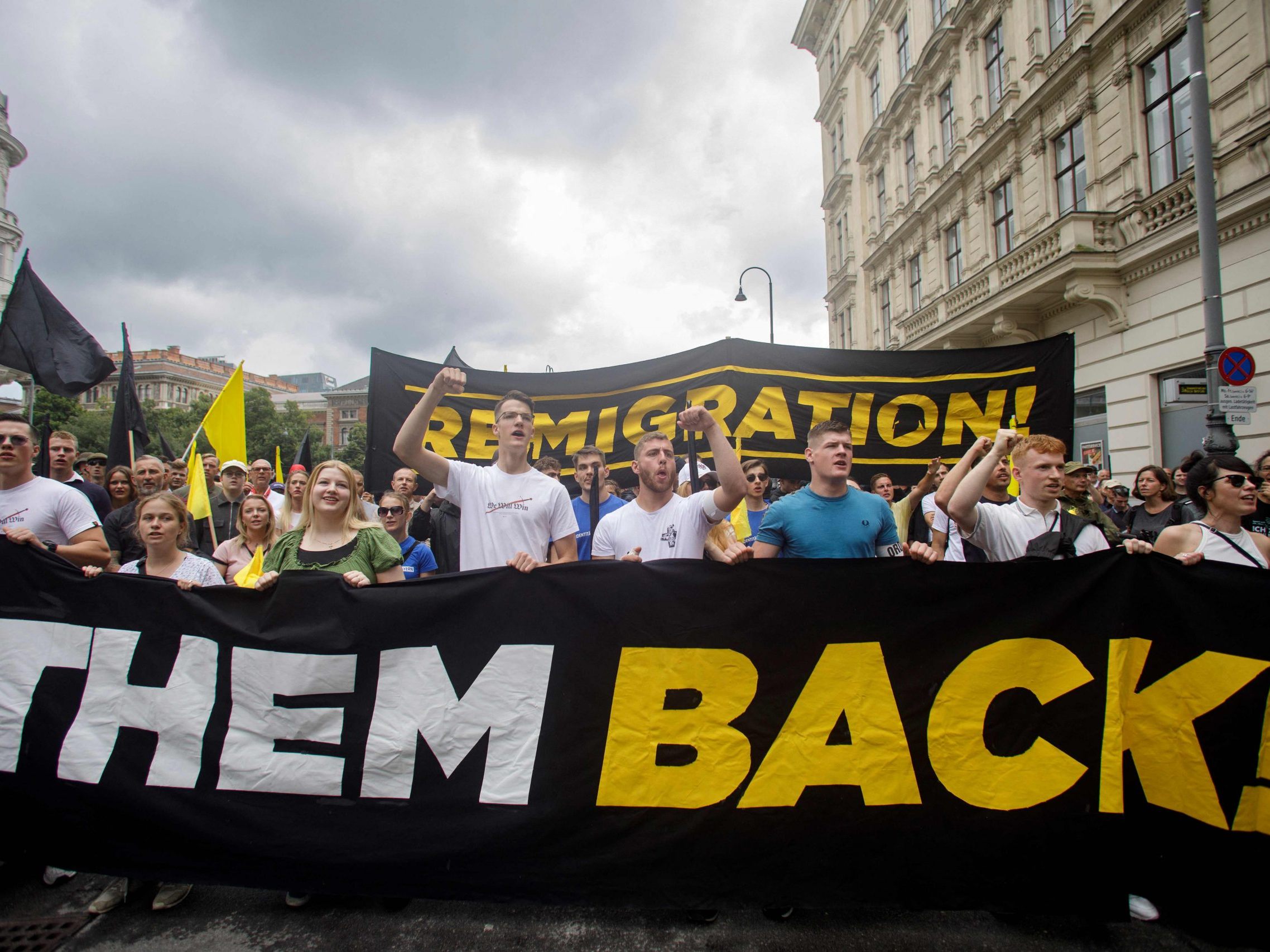 Hassmarsch durch Wien: Identitäre und Gegendemonstranten kollidieren