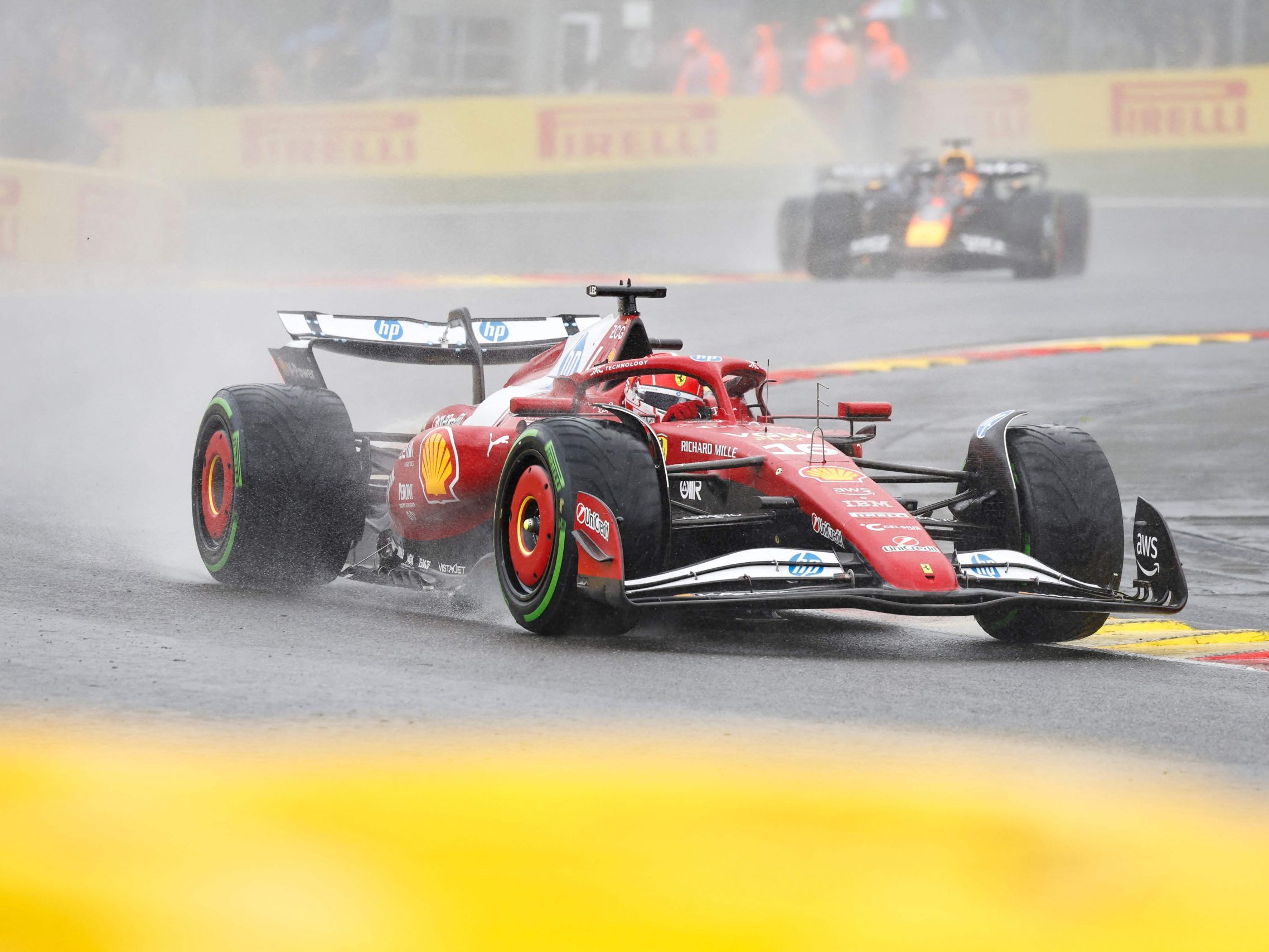 Schlechtere Sicht und starker Regen führten dazu, dass der Formel-1-Start in Spa abgebrochen wurde. Schlechtere Sicht und starker Regen führten dazu, dass der Formel-1-Start in Spa abgebrochen wurde.