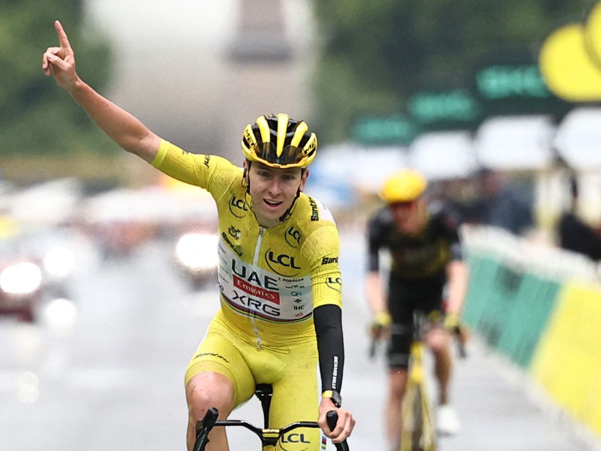 Tadej Pogačar feiert seinen vierten Gesamtsieg bei der Tour de France. Tadej Pogačar feiert seinen vierten Gesamtsieg bei der Tour de France.
