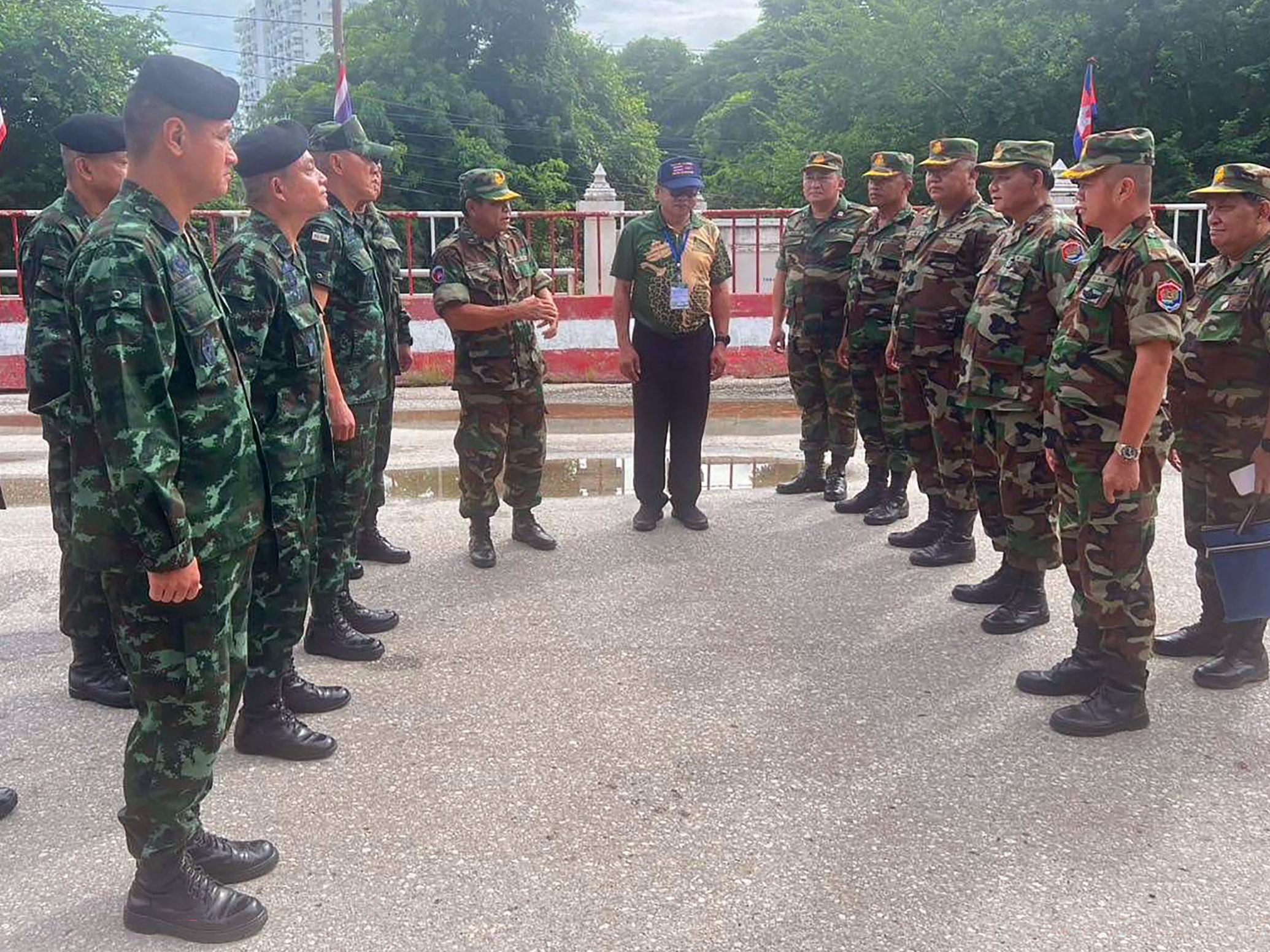 Kommandanten der thailändischen und kambodschanischen Armee treffen sich am Dienstag an der Grenze nahe des Chong-Chom-Grenzübergangs – trotz Berichten über nächtliche Gefechte. Kommandanten der thailändischen und kambodschanischen Armee treffen sich am Dienstag an der Grenze nahe des Chong-Chom-Grenzübergangs – trotz Berichten über nächtliche Gefechte.