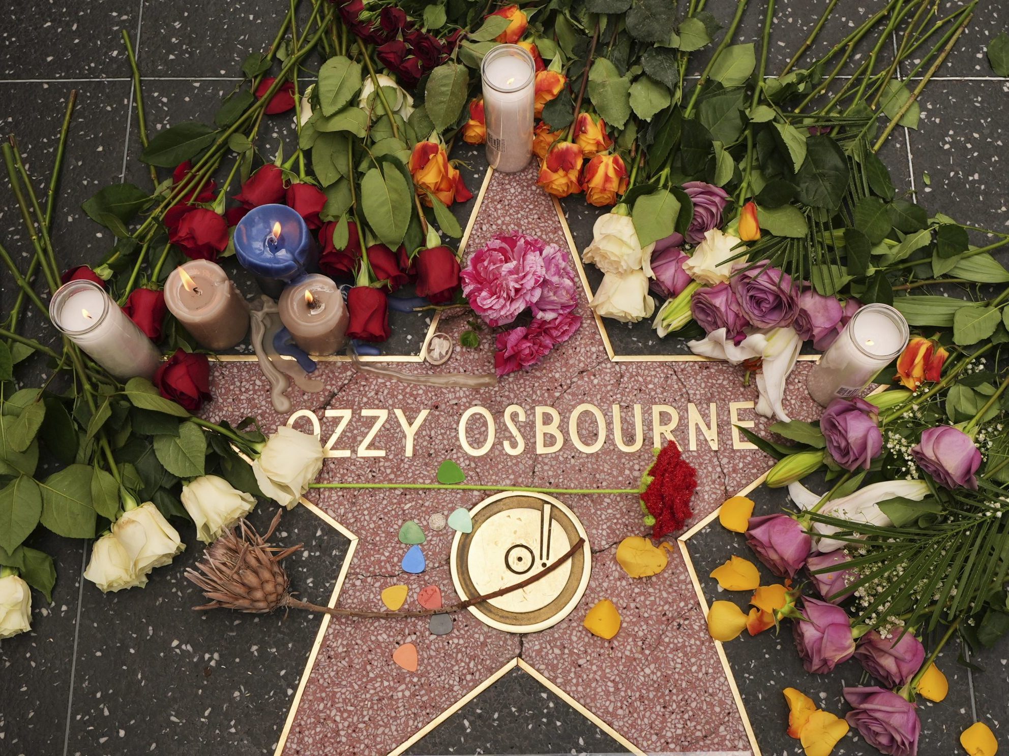 Entdecken Sie das Vermächtnis von Ozzy Osbourne, der von Black Sabbath zur Solo-Ikone wurde. Ein Blick auf seine Musik, Stil und Einfluss.