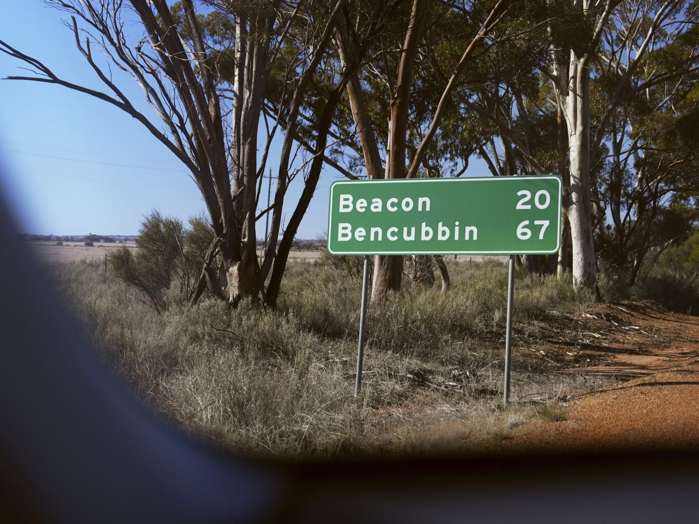 Ein einsames Straßenschild bei Beacon, Western Australia. Ganz in der Nähe verschwand Carolina Wilga.