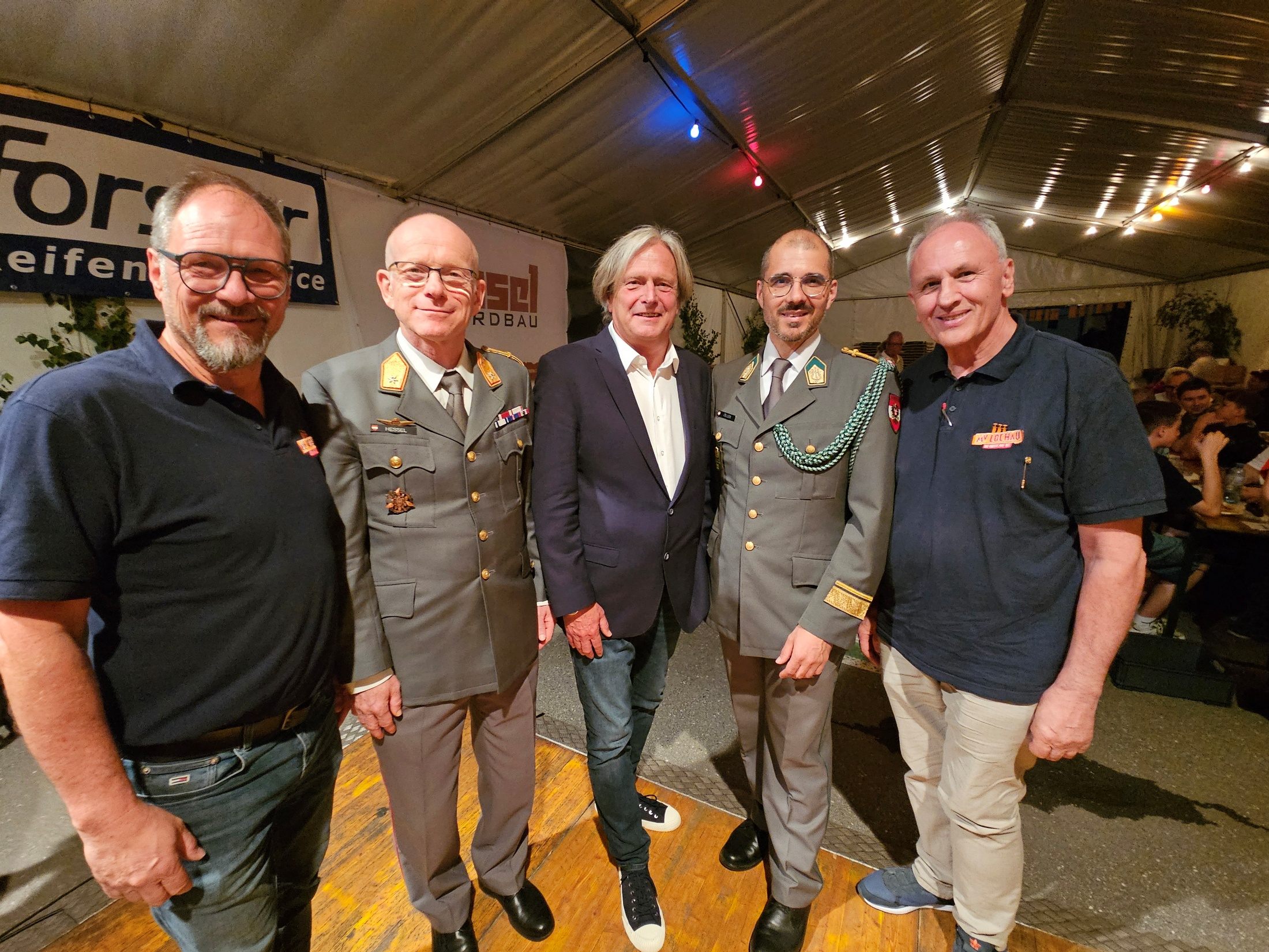 Sie freuten sich über ein bestens gelungenes „Sommerkonzert“ der Militärmusik Vorarlberg in Lochau: Vorstand Helmut Immler, Militärkommandant Brigadier Gunther Hessel, Bürgermeister Frank Matt, Kapellmeister Major Wolfram Öller und Ehrenvorstand Wolfram Baldauf. Sie freuten sich über ein bestens gelungenes „Sommerkonzert“ der Militärmusik Vorarlberg in Lochau: Vorstand Helmut Immler, Militärkommandant Brigadier Gunther Hessel, Bürgermeister Frank Matt, Kapellmeister Major Wolfram Öller und Ehrenvorstand Wolfram Baldauf.