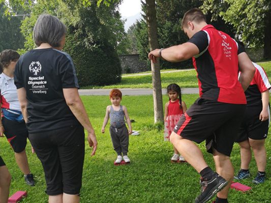 Immer am Dienstag bis 26. August kommt der Park der Volksschule Mitte in Bewegung.