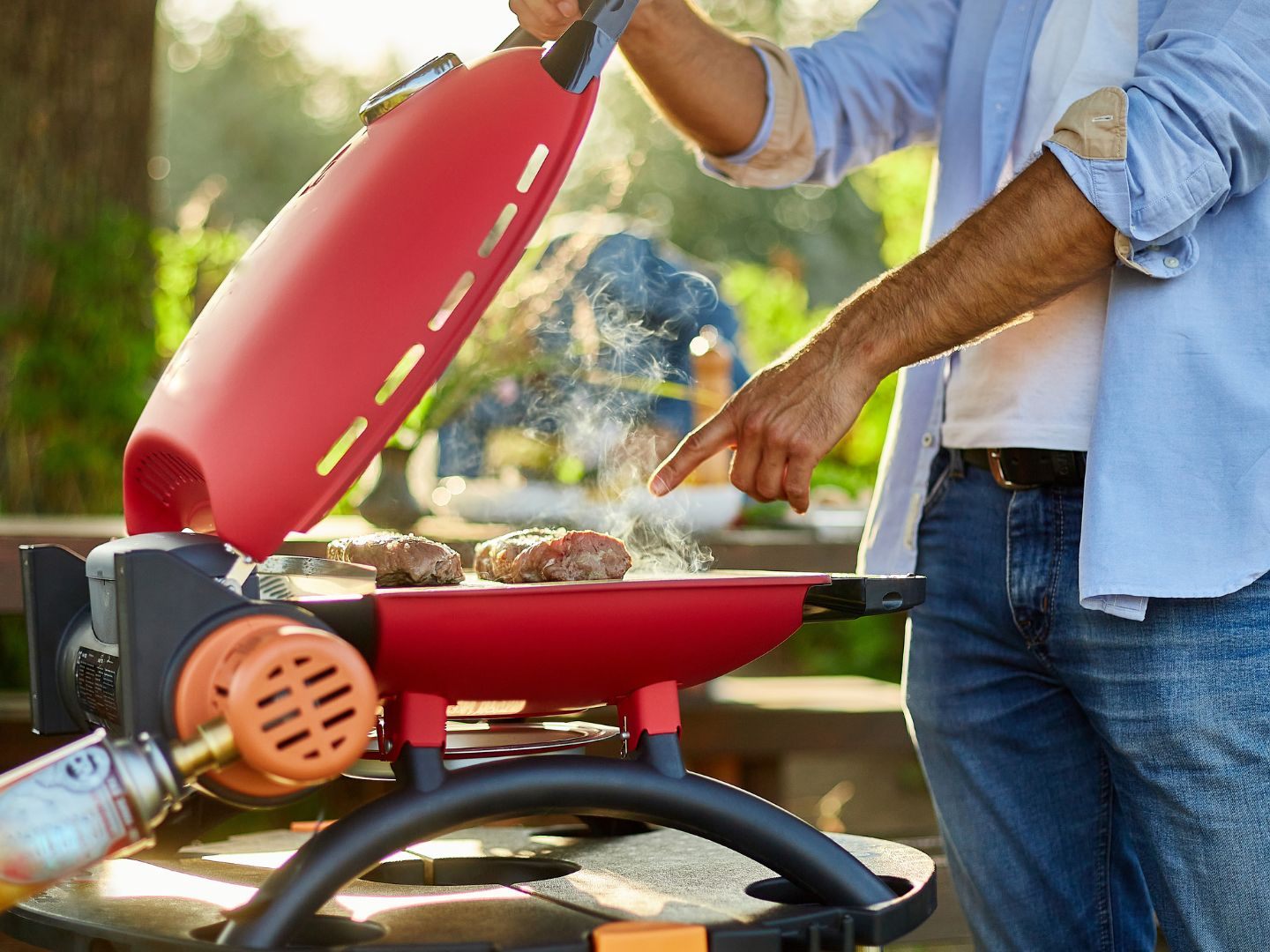 Ein Gasgriller dürfte Feuer gefangen haben.