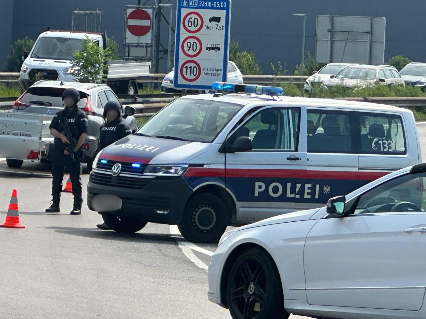 Polizisten am Montag bei der Alarmfahndung. Polizisten am Montag bei der Alarmfahndung.