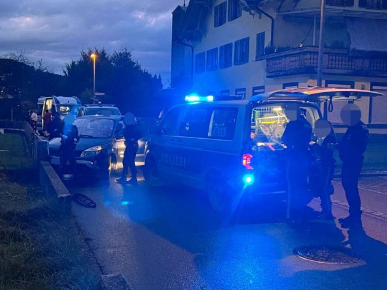 Ein Symbolbild zeigt eine Verfolgungsjagd im Oktober, die in einem Unfall endete. Daneben Peter Rüscher von der Landesverkehrsabteilung. Ein Symbolbild zeigt eine Verfolgungsjagd im Oktober, die in einem Unfall endete. Daneben Peter Rüscher von der Landesverkehrsabteilung.