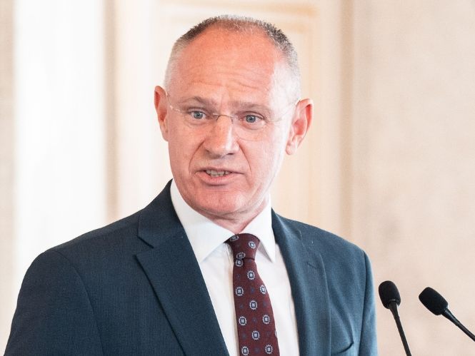 Innenminister Gerhard Karner begründet die Aussetzung des Familiennachzugs mit Systemüberlastung. Innenminister Gerhard Karner begründet die Aussetzung des Familiennachzugs mit Systemüberlastung.