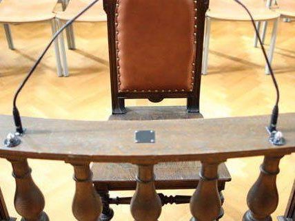 Ein Niederösterreicher muss sich vor Gericht verantworten, weil er seine Lebensgefährtin mehrfach sediert und vergewaltigt haben soll.