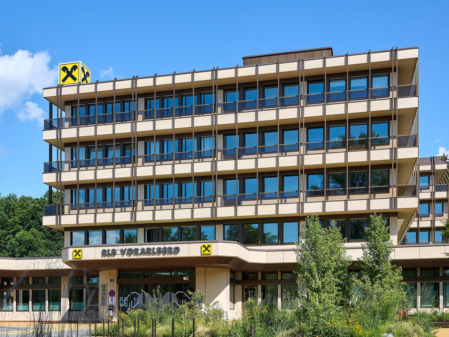 Die Raiffeisenlandesbank Vorarlberg musste im ersten Halbjahr 2025 einen Gewinnrückgang hinnehmen – unter anderem wegen hoher Bankenabgaben und niedriger Zinsen. Die Raiffeisenlandesbank Vorarlberg musste im ersten Halbjahr 2025 einen Gewinnrückgang hinnehmen – unter anderem wegen hoher Bankenabgaben und niedriger Zinsen.