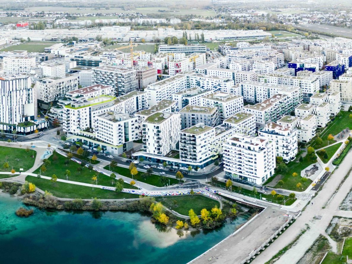 Wohnen am Wasser ist in Wien beispielsweise in der Seestadt Aspern möglich.