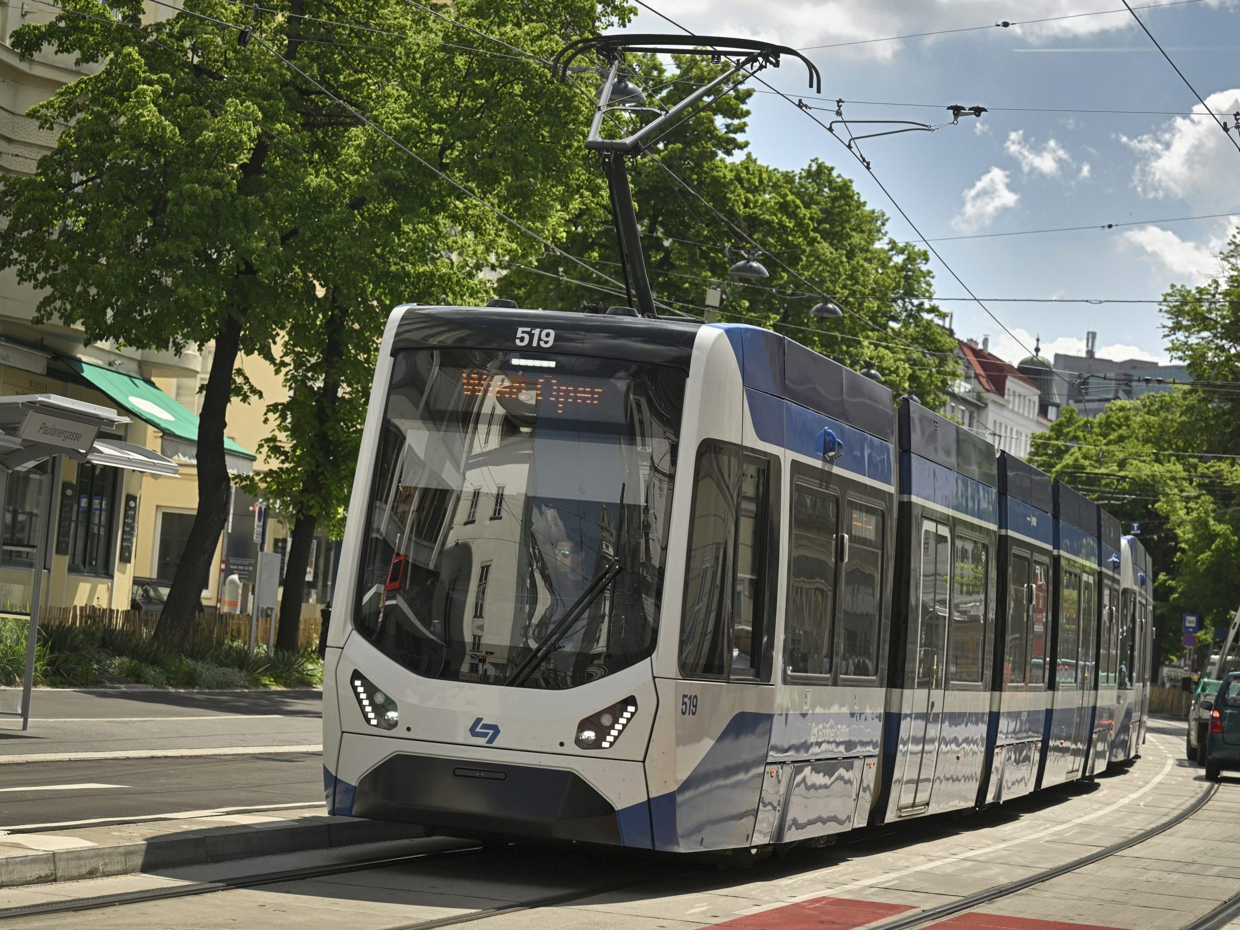 Die neuen Zugsgarnituren der Badner Bahn auf der Wiedner Hauptstraße.