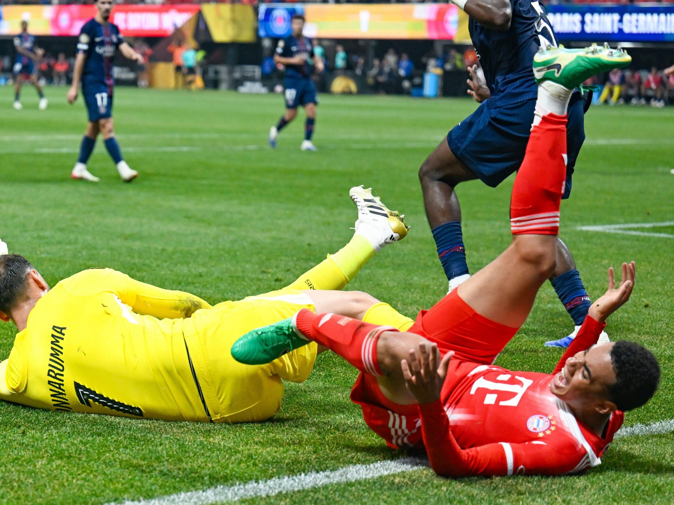 Jamal Musiala hat sich im Viertelfinale der FIFA-Klub-WM nach einem Zusammenprall mit PSG-Keeper Gianluigi Donnaruma schwer verletzt. Jamal Musiala hat sich im Viertelfinale der FIFA-Klub-WM nach einem Zusammenprall mit PSG-Keeper Gianluigi Donnaruma schwer verletzt.