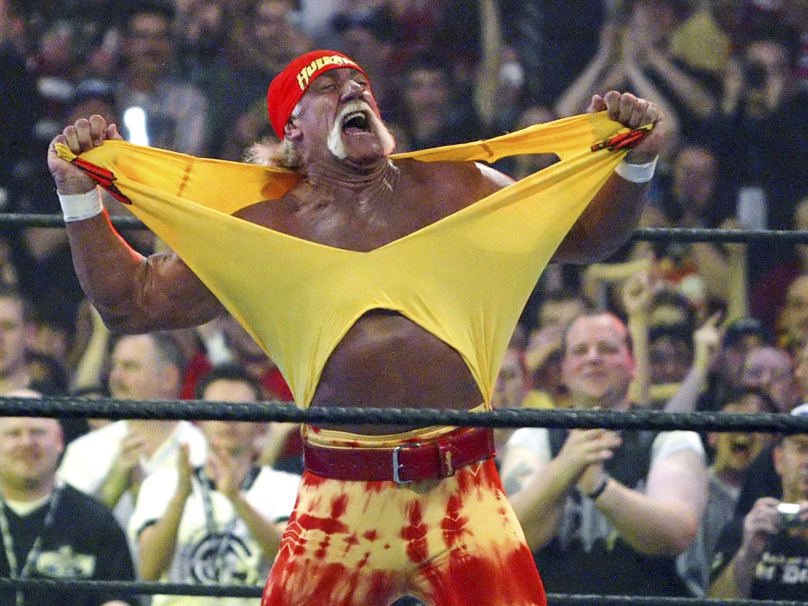 Nick Hogan teilt bewegenden Instagram-Post zum Abschied von Vater Hulk Hogan. Eine Hommage an ihre einzigartige Beziehung.