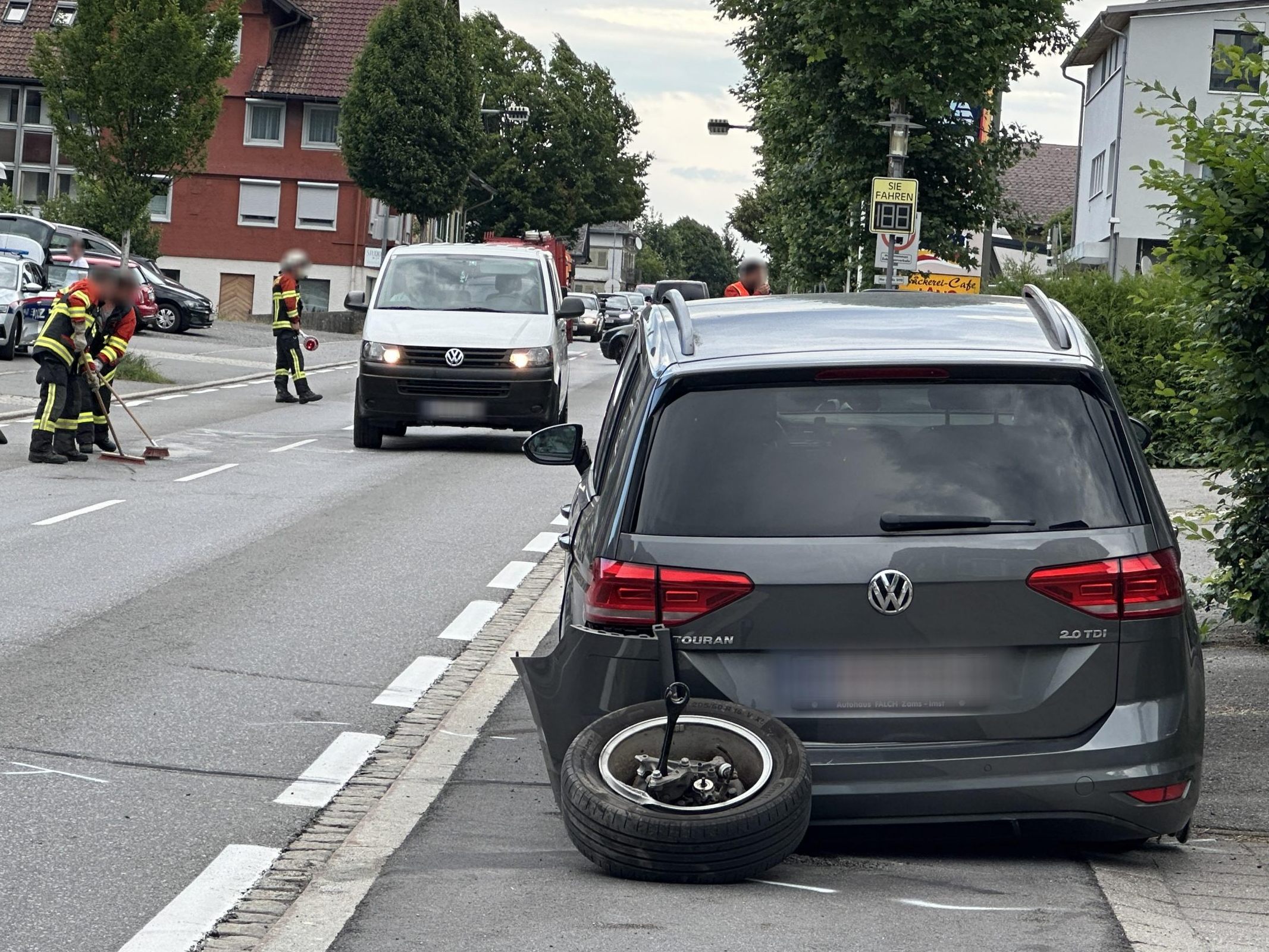 Schwerer Schaden an einem der beteiligten Unfallfahrzeuge.