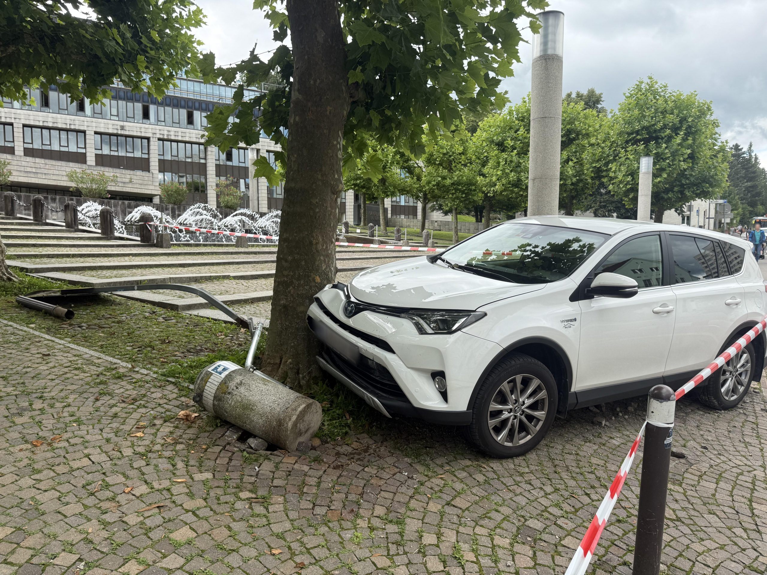 Pkw-Lenkerin prallte mit ihrem Auto in einen Baum vor dem Landhaus. Pkw-Lenkerin prallte mit ihrem Auto in einen Baum vor dem Landhaus.