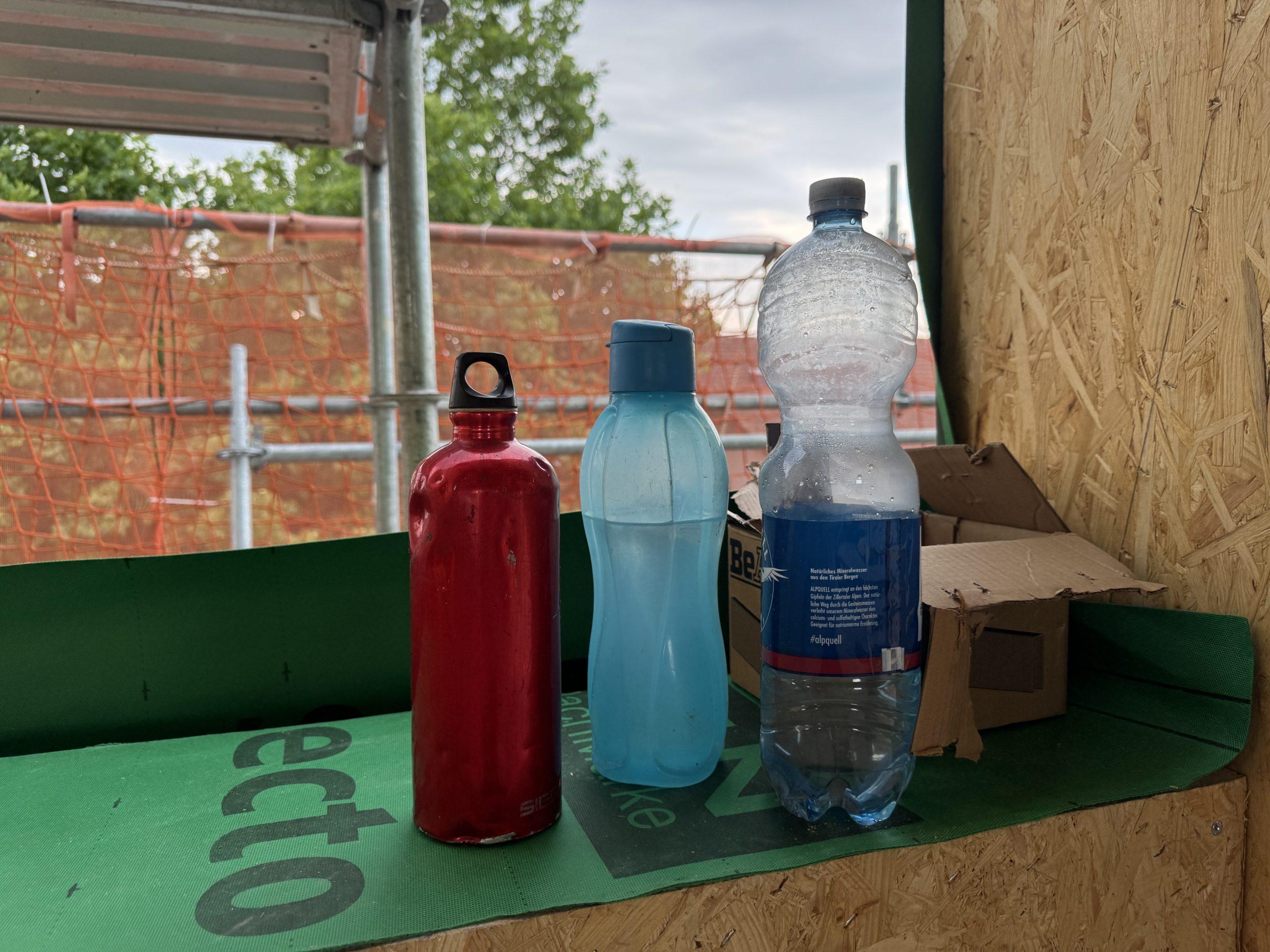 Wasser gibt es genug auf der Baustelle. Wasser gibt es genug auf der Baustelle.