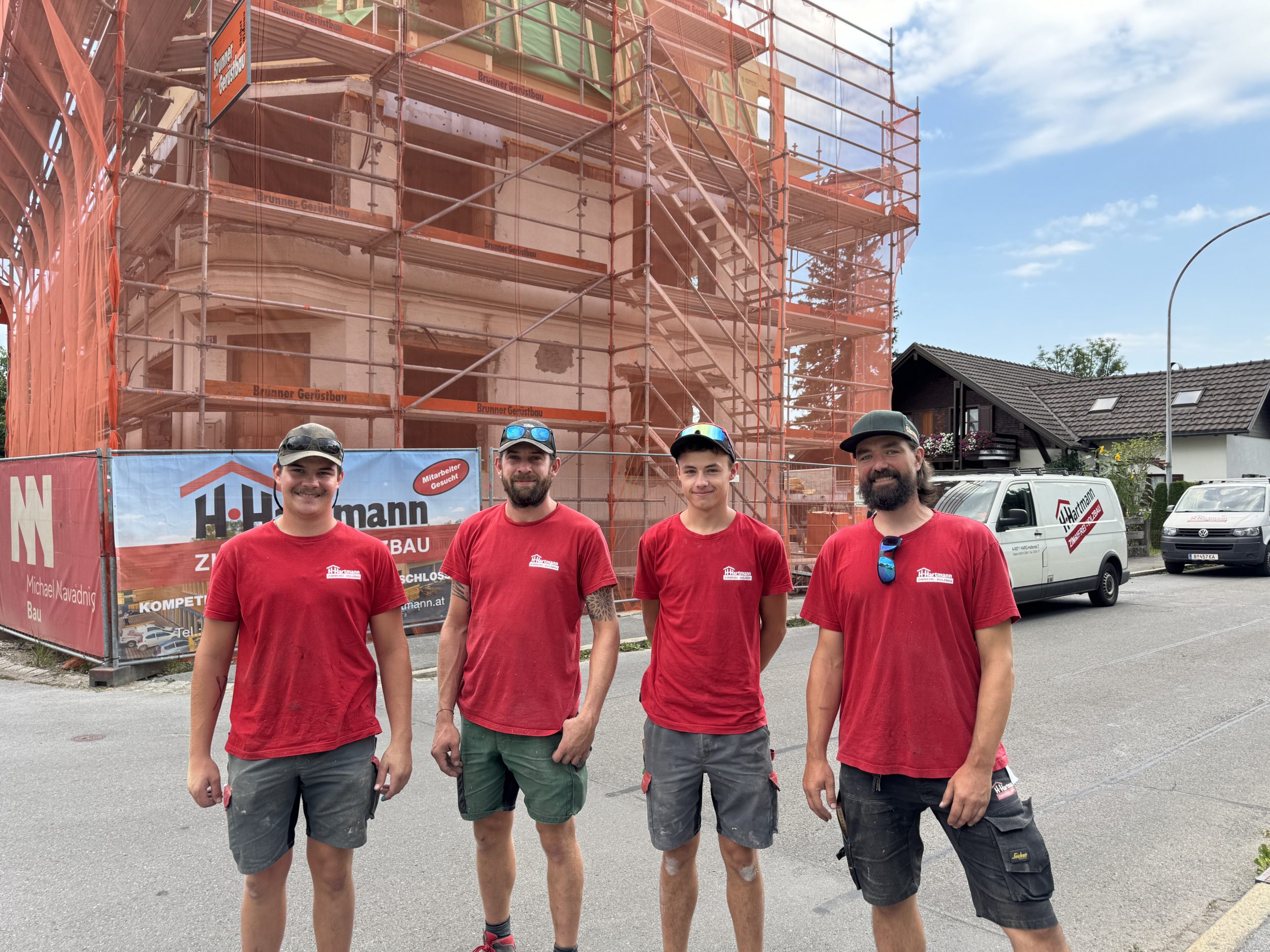 Das Team vor der Baustelle. Das Team vor der Baustelle.
