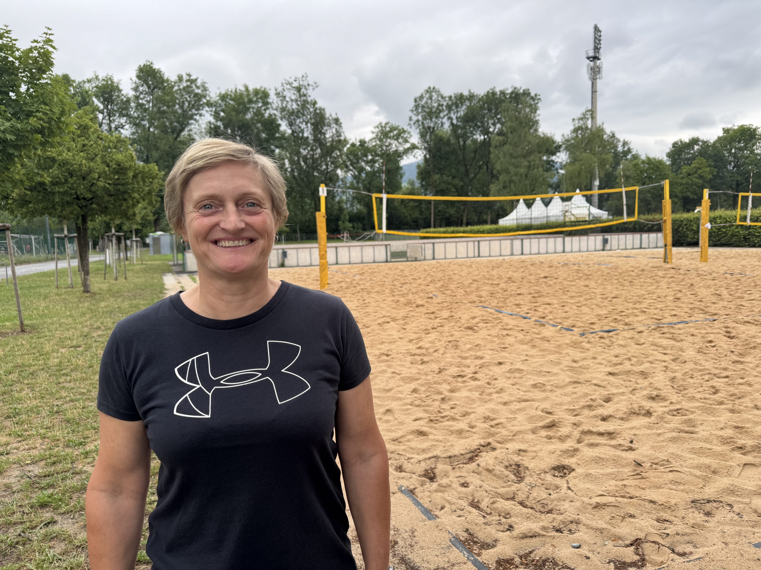 Volleyball ist eine beliebte Sportart am Strand im Sommer.