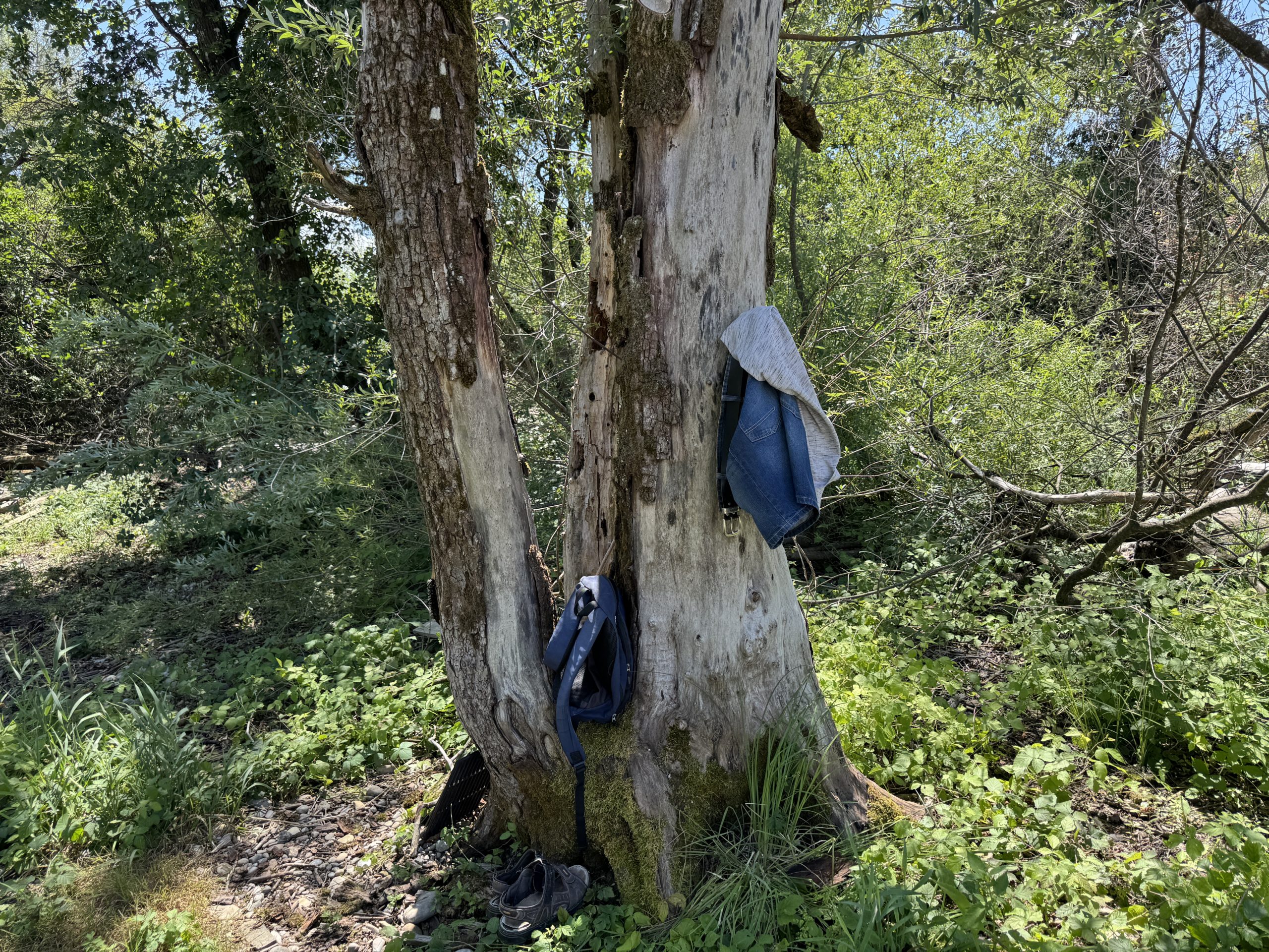 Kleidung braucht man hier keine. Man darf aber mit Badehose oder Bikini baden, wenn man möchte.
