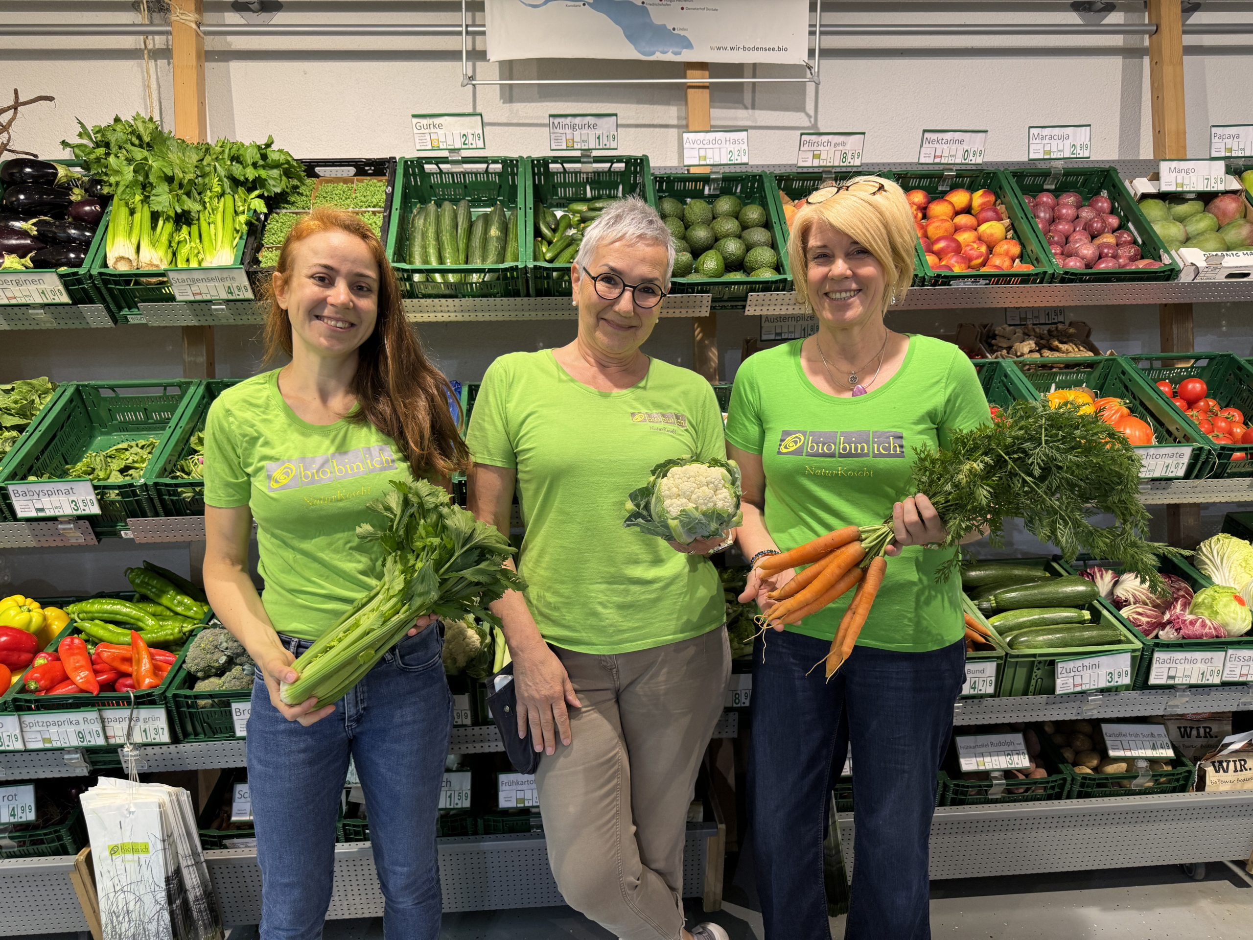 Nur noch für kurze Zeit sind Angelika Fetz (Mitte) und Denise Egender (l.) und Petra Nußbaumer (r.) gemeinsam im Geschäft anzutreffen. Nur noch für kurze Zeit sind Angelika Fetz (Mitte) und Denise Egender (l.) und Petra Nußbaumer (r.) gemeinsam im Geschäft anzutreffen.