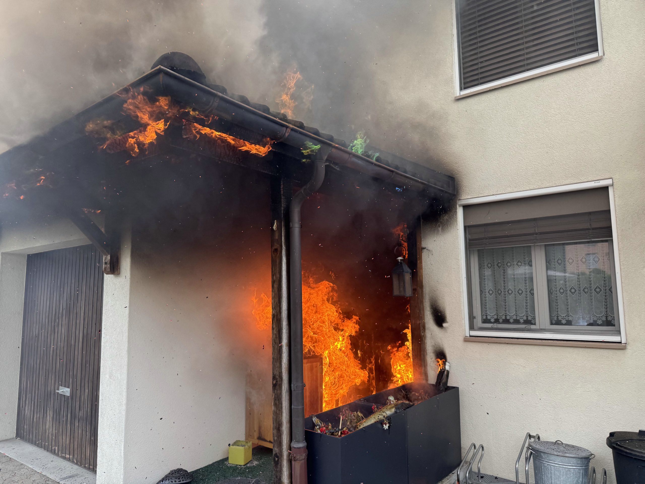 Bei dem Brand wurde glücklicherweise niemand verletzt, es entstand aber ein Sachschaden.