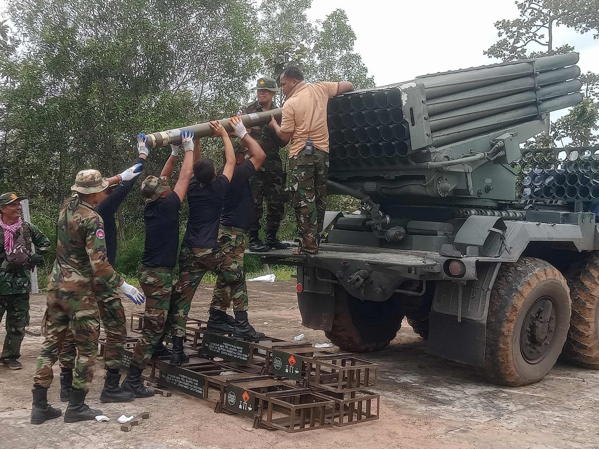 Kambodschanische Soldaten beladen einen Raketenwerfer.