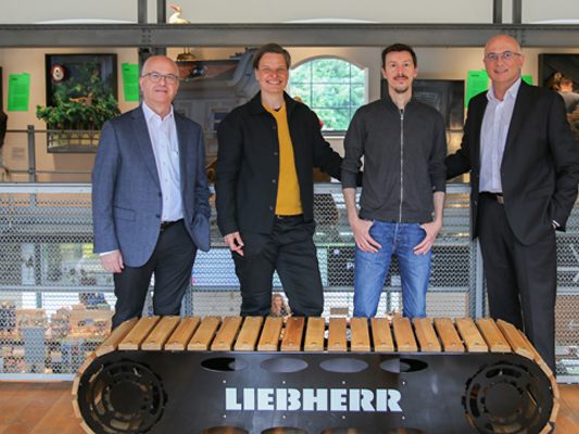 Gemeinsam für Bildung und Technikbegeisterung: Stefan Maier (Geschäftsführer Liebherr), Ruth Swoboda (Geschäftsführerin inatura), Mathias Gort (Leiter Ausstellung inatura), Gerhard Frainer (Geschäftsführer Liebherr) – v.l.n.r.