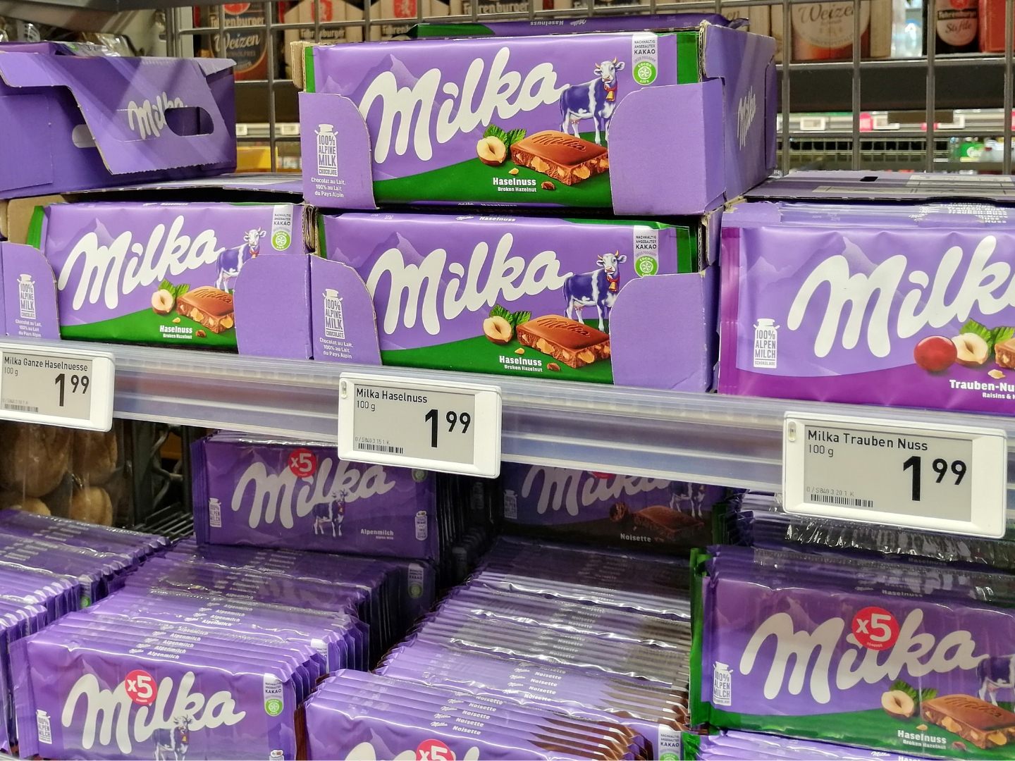 Manche Tafeln wiegen noch 100 Gramm, die "Alpenmilch" nur noch 90 (nicht im Bild) - der Preis liegt bei allen kleinen Milka-Tafeln bei 1,99 Euro. Manche Tafeln wiegen noch 100 Gramm, die "Alpenmilch" nur noch 90 (nicht im Bild) - der Preis liegt bei allen kleinen Milka-Tafeln bei 1,99 Euro.