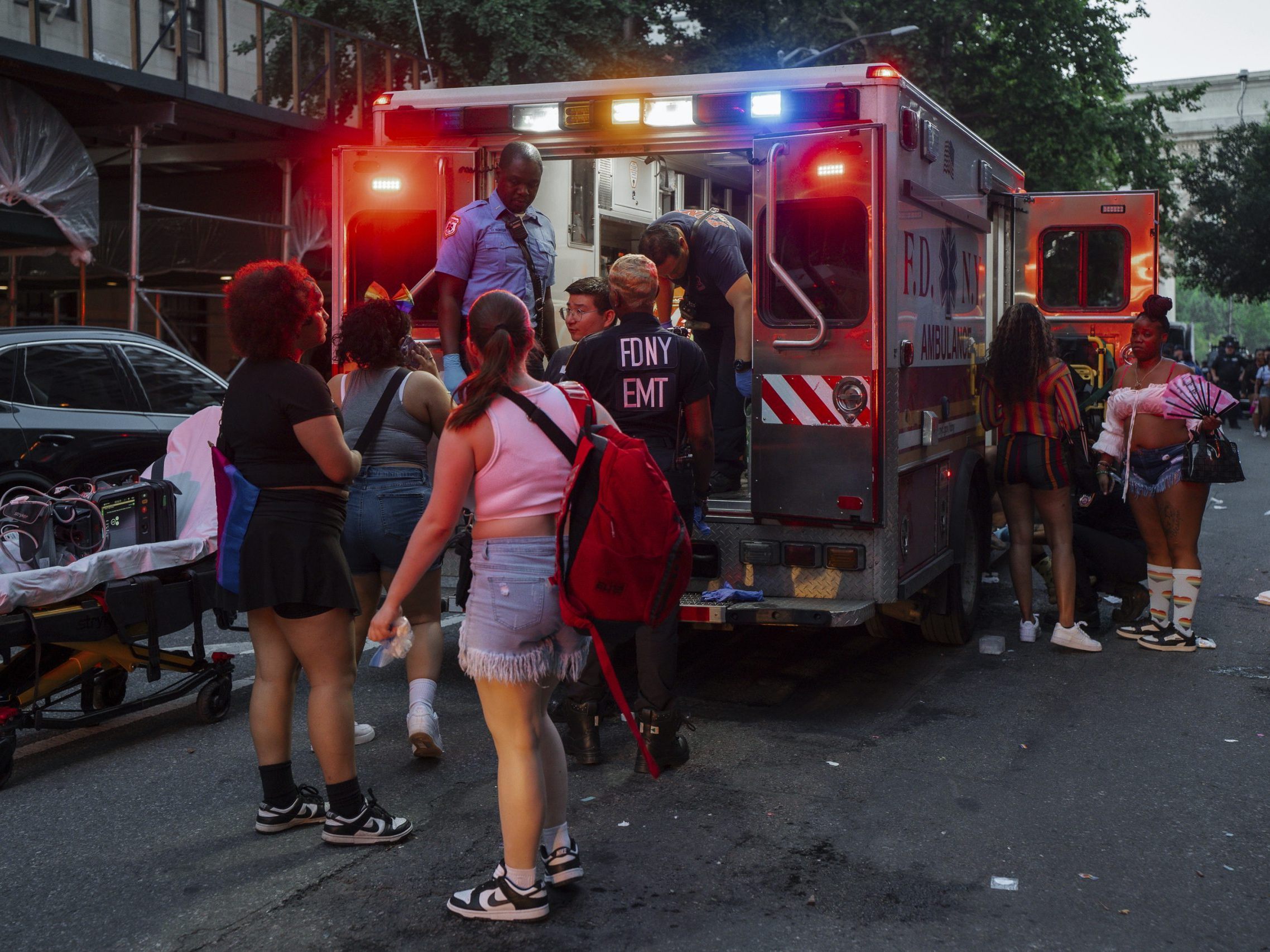 Nach Schüssen bei der New Yorker Pride: Wiens Solidarität und die Bedeutung von Sicherheit bei LGBTQ+ Veranstaltungen. Nach Schüssen bei der New Yorker Pride: Wiens Solidarität und die Bedeutung von Sicherheit bei LGBTQ+ Veranstaltungen.