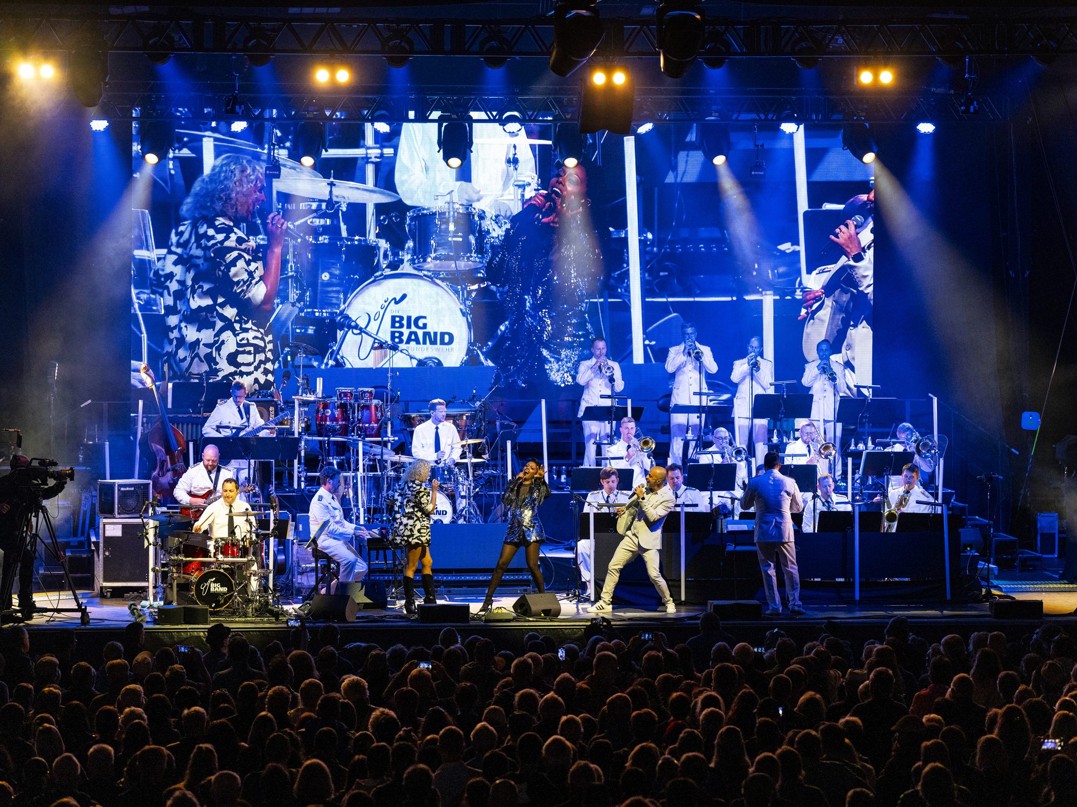 Musikalisches Open-Air-Highlight: Das hochkarätige Ensemble der Big Band der Bundeswehr hat mit einer breiten Song-Auswahl verschiedener Genres im klassischen Big Band-Sound für jeden Musikgeschmack ein passendes Stück in Petto. Musikalisches Open-Air-Highlight: Das hochkarätige Ensemble der Big Band der Bundeswehr hat mit einer breiten Song-Auswahl verschiedener Genres im klassischen Big Band-Sound für jeden Musikgeschmack ein passendes Stück in Petto.
