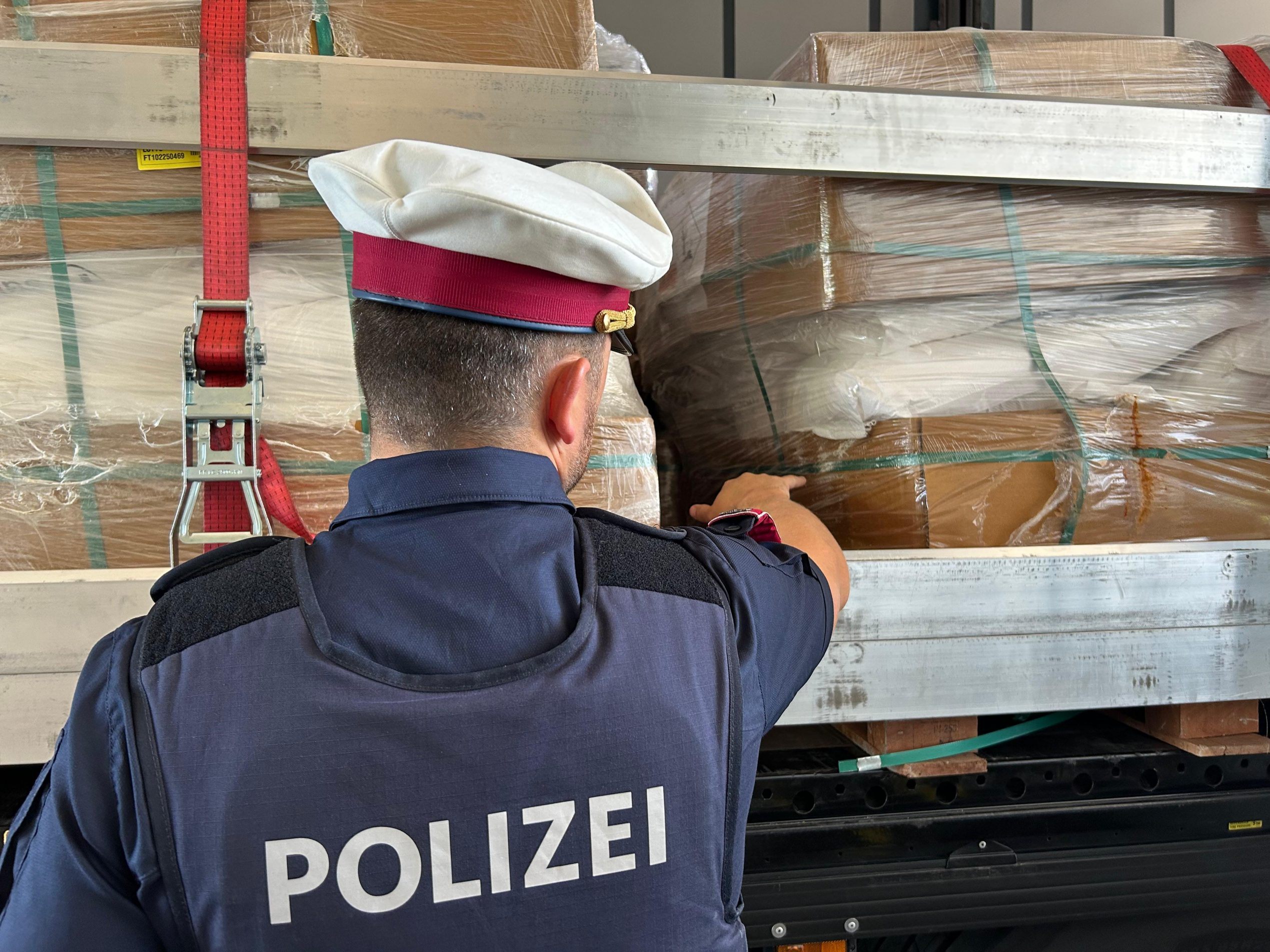 Die Wiener Polizei hat einen Gefahrguttransporter gestoppt.