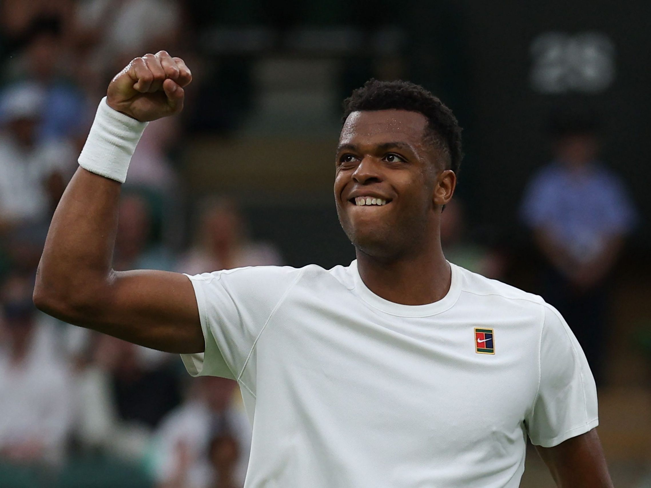 Giovanni Mpetshi Perricard hält ab jetzt den Rekord für den schnellsten Aufschlag in der Wimbledon-Geschichte. Giovanni Mpetshi Perricard hält ab jetzt den Rekord für den schnellsten Aufschlag in der Wimbledon-Geschichte.