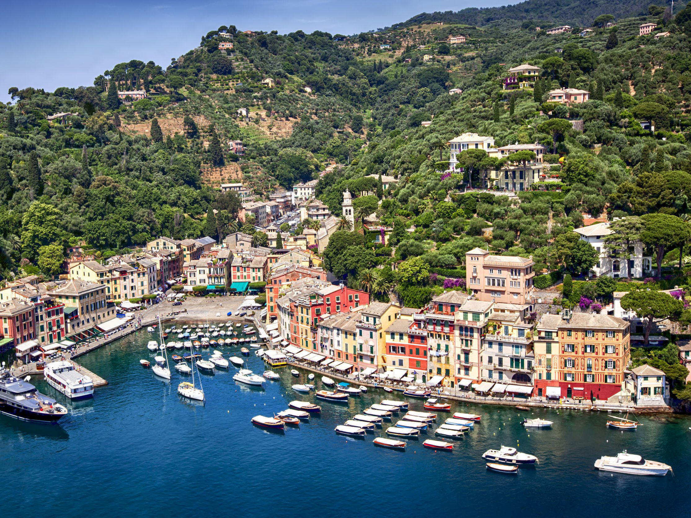 Portofino verbietet Strandkleidung in der Stadt: Strafen bis 500 Euro. Portofino verbietet Strandkleidung in der Stadt: Strafen bis 500 Euro.