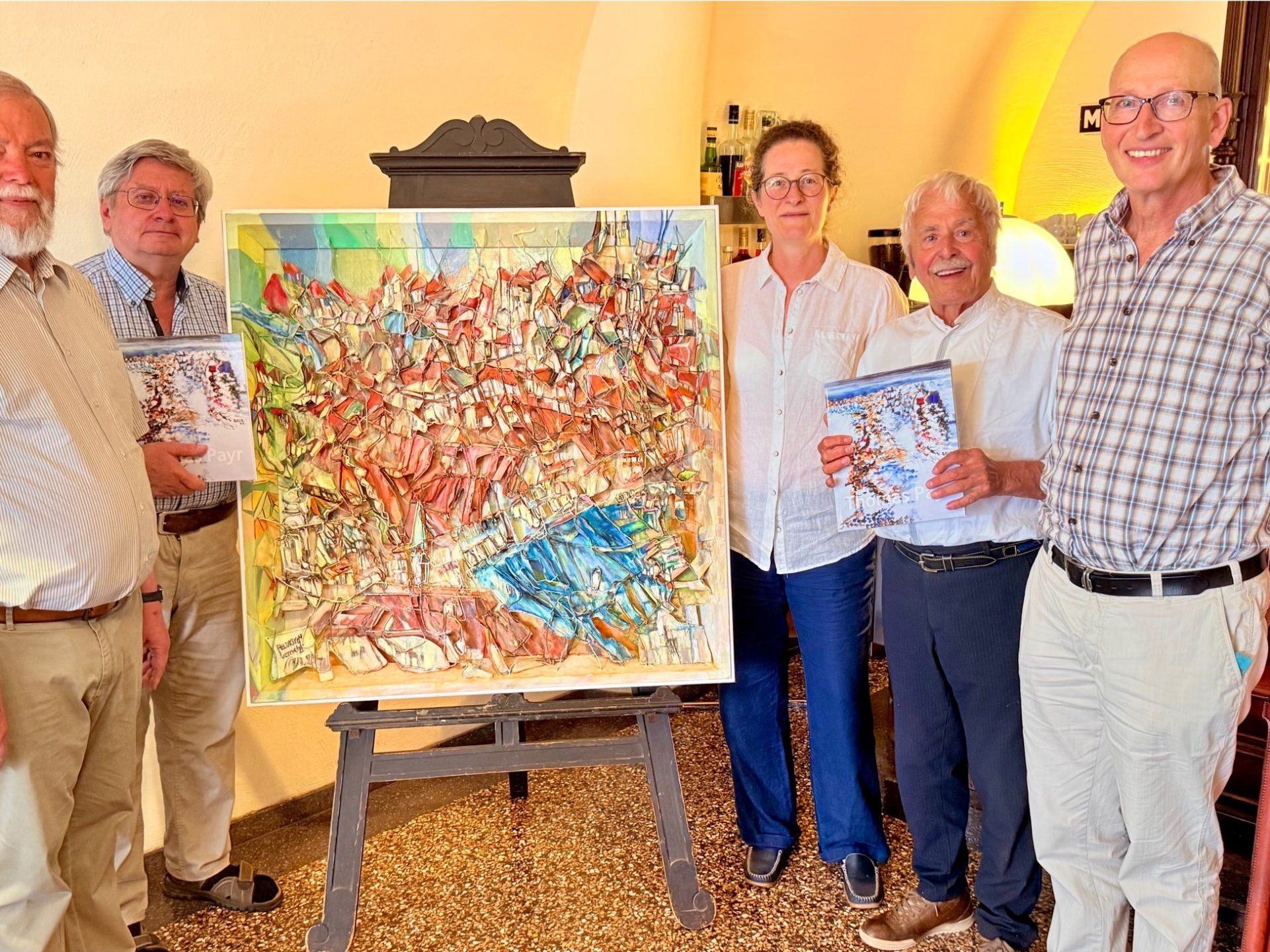 Herausgeber Manfred A. Getzner, Biograf Christoph Volaucnik, Grafikerin Ingrid Kornexl, Künstler Thomas Payr und Kunstinventator Thomas E. Wanger vor dem  großformatiges Werk „Feldkirch – Vernetzt“, Drahtgeflecht dreidimensional 2015-2024, welches künftig Teil der Studiensammlung des Museums sein wird.