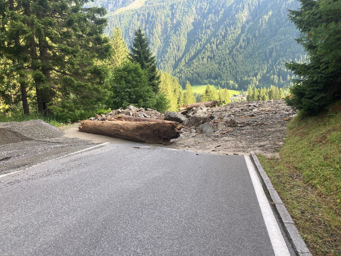 Die Vorarlberger Seite der Silvretta Hochalpenstraße bleibt weiterhin gesperrt. Die Vorarlberger Seite der Silvretta Hochalpenstraße bleibt weiterhin gesperrt.