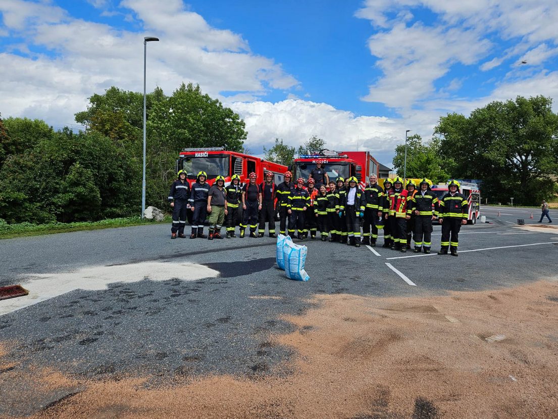 Grenzüberschreitender Feuerwehreinsatz nach Dieselaustritt. Grenzüberschreitender Feuerwehreinsatz nach Dieselaustritt.
