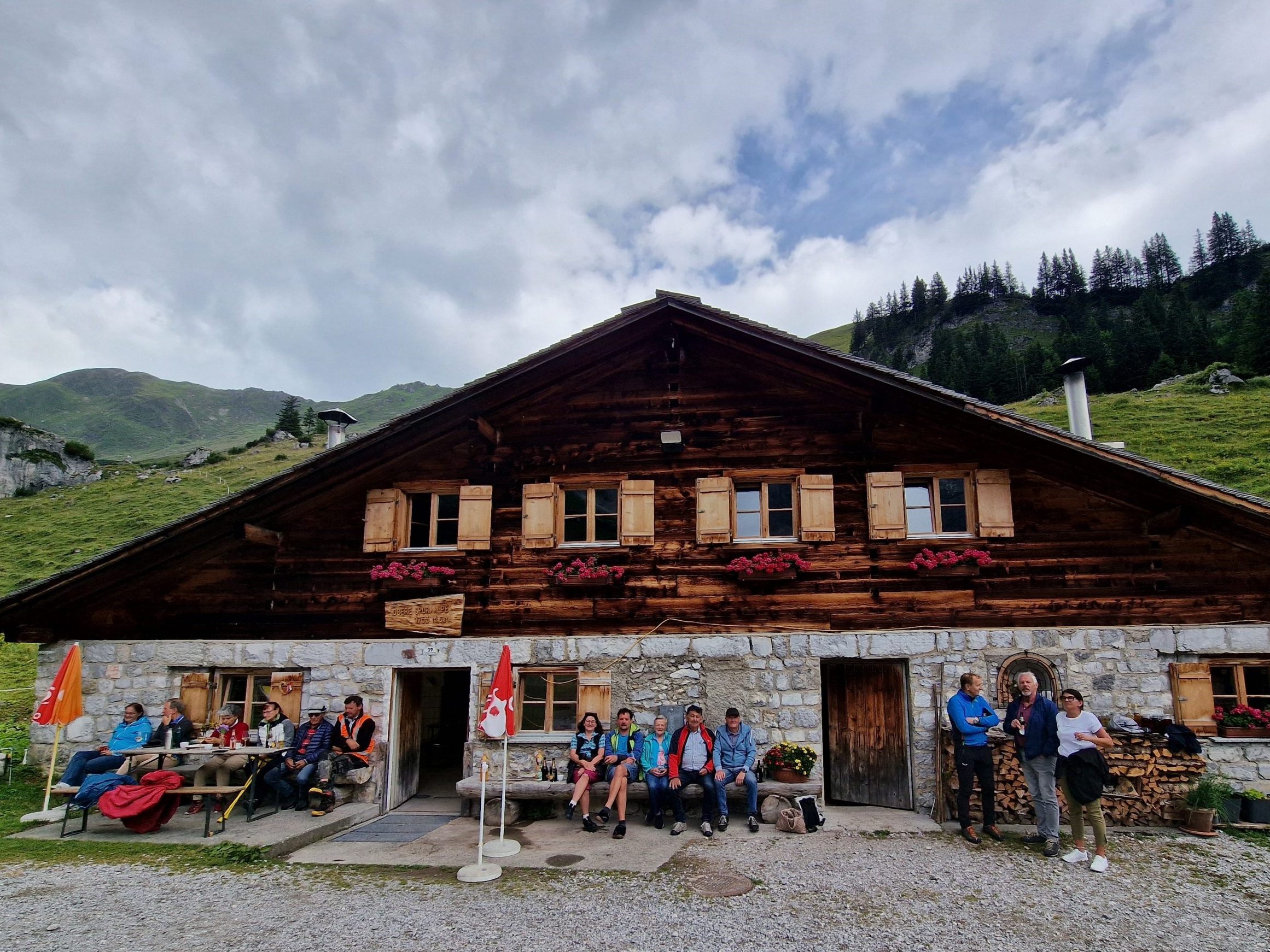 zahlreiche Gäste genossen das Älplerfrühstück auf der Alpe Spora