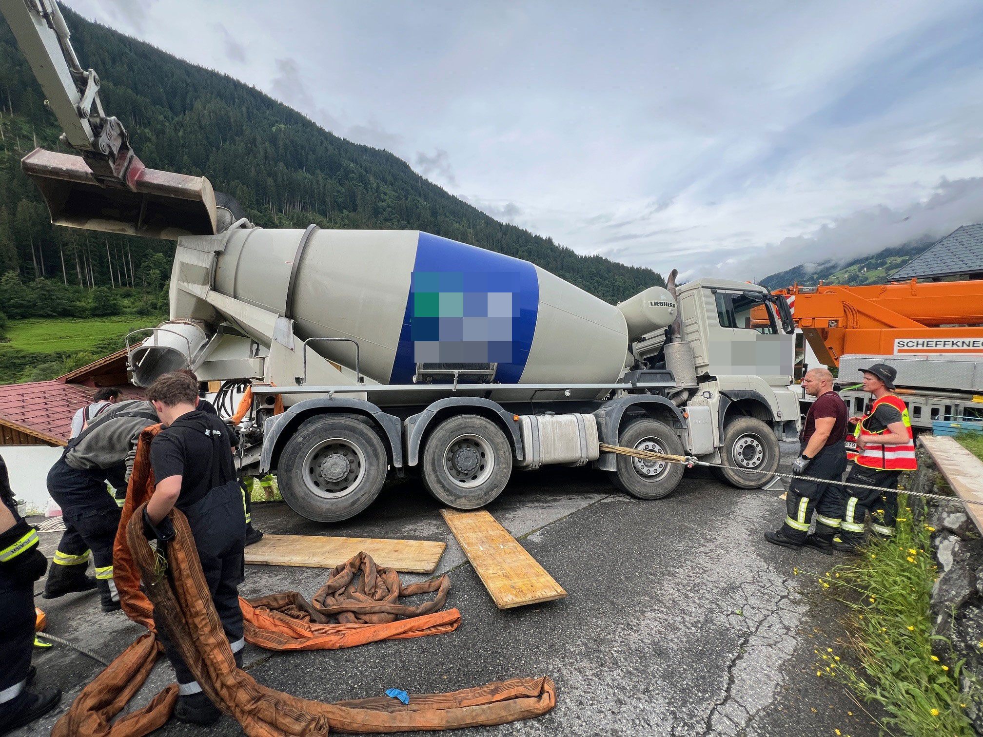 Am Freitag kam ein Betonmischer in Silbertal von der Straße ab. Am Freitag kam ein Betonmischer in Silbertal von der Straße ab.