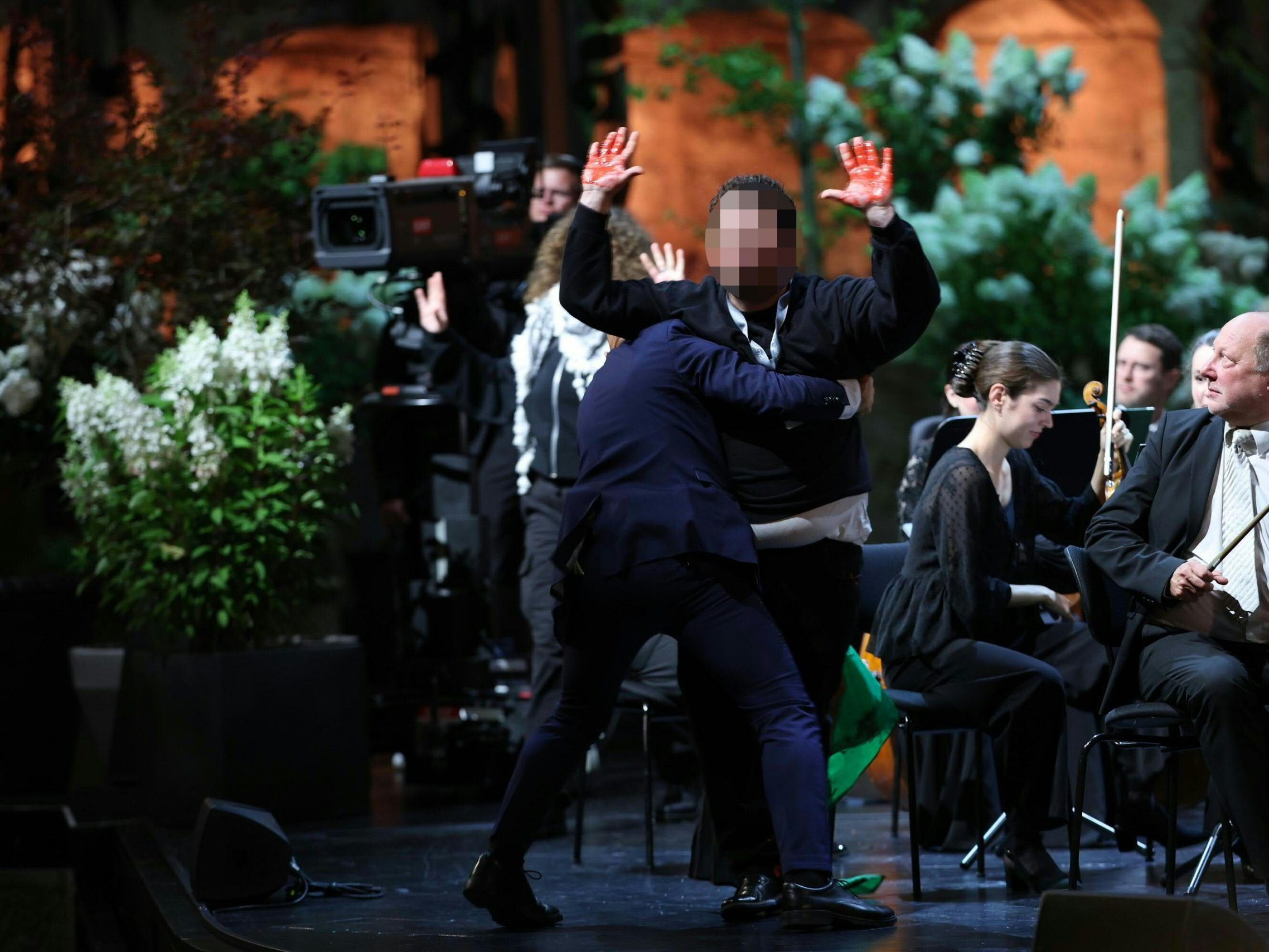 Trotz massiven Polizeiaufgebots schafften es Aktivisten bei der Eröffnung der Salzburger Festspiele auf die Bühne.