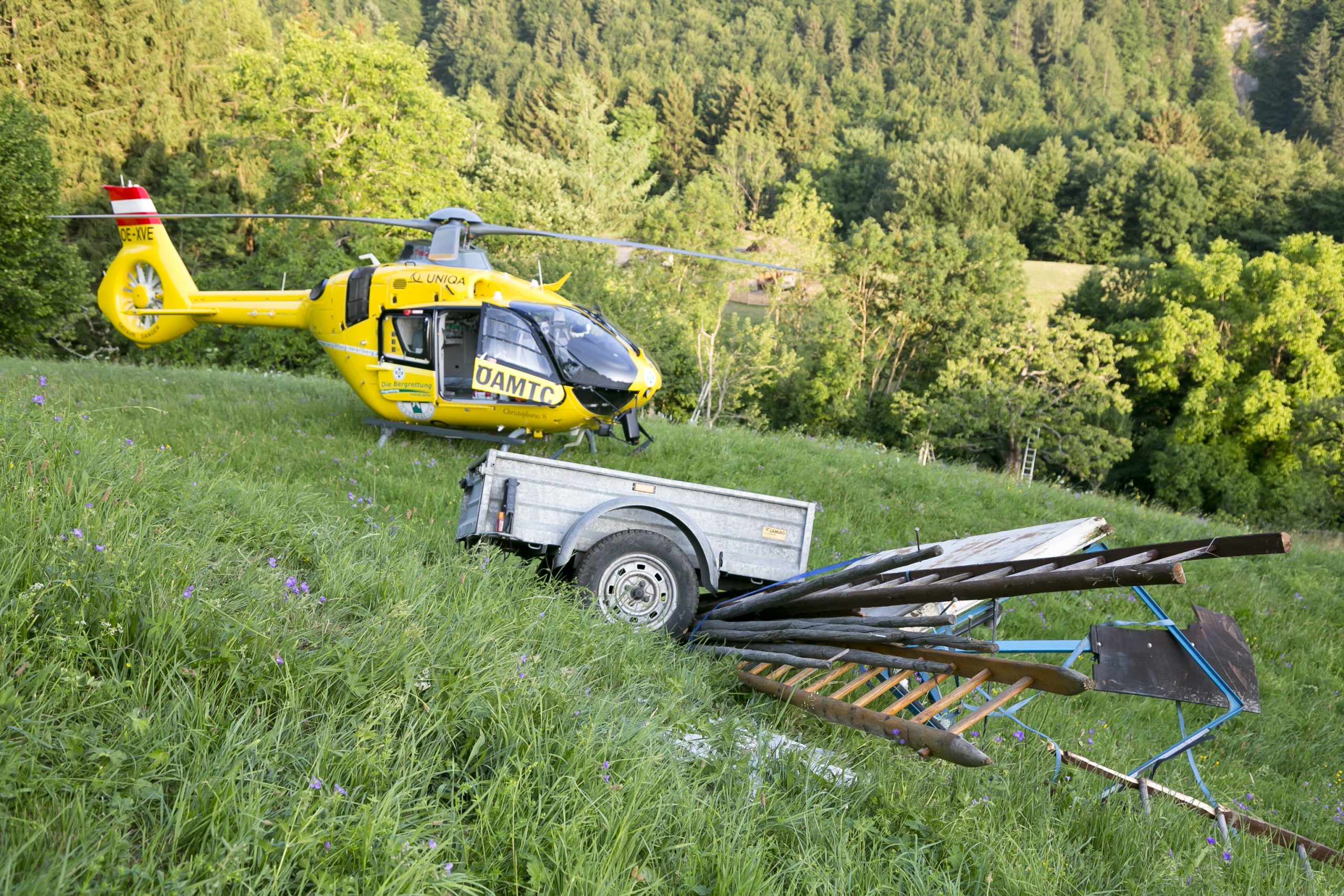 Fraxern am 3.7.2025 VU Verkehrsunfall Arbeitsunfall, Mann ist