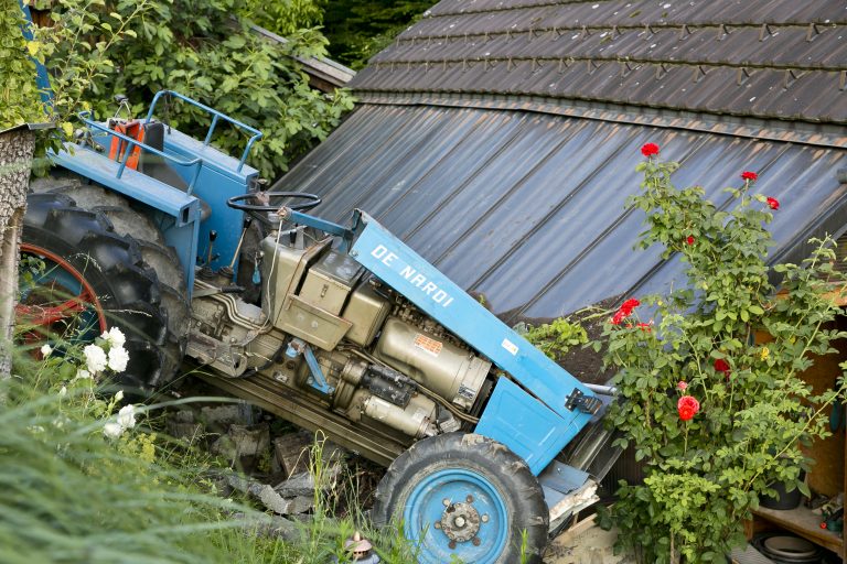 Fraxern am 3.7.2025 VU Verkehrsunfall Arbeitsunfall, Mann ist