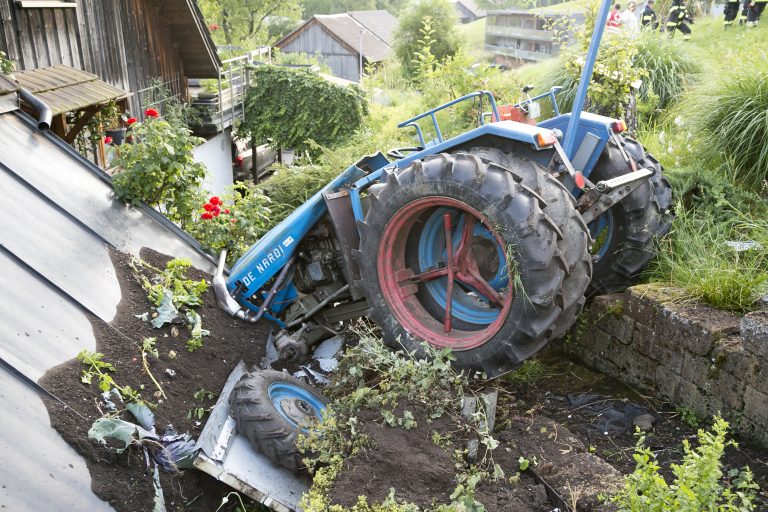 Fraxern am 3.7.2025 VU Verkehrsunfall Arbeitsunfall, Mann ist