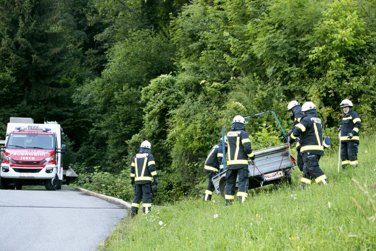 Fraxern am 3.7.2025 VU Verkehrsunfall Arbeitsunfall, Mann ist