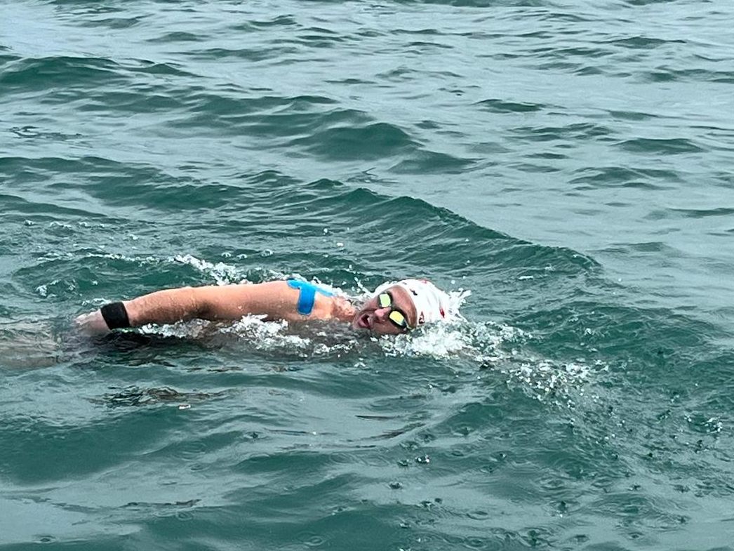 Bodensee-Durchquerung: Ex-Wasserball-Nationalspieler trotzt Strömung und Kälte
